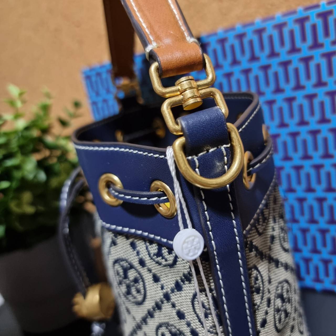 TORY BURCH T MONOGRAM JACQUARD MINI BUCKET BAG ที่สุดของรุ่นที่ตามหา!! ไอเท็มที่สาวๆเฝ้ารอ กระเป๋าบัคเก็ตทรงสวย ไซส์มินิ ที่ดาราเซเลปใช้กันมากมาย มาแล้วในราคาที่จับต้องได้