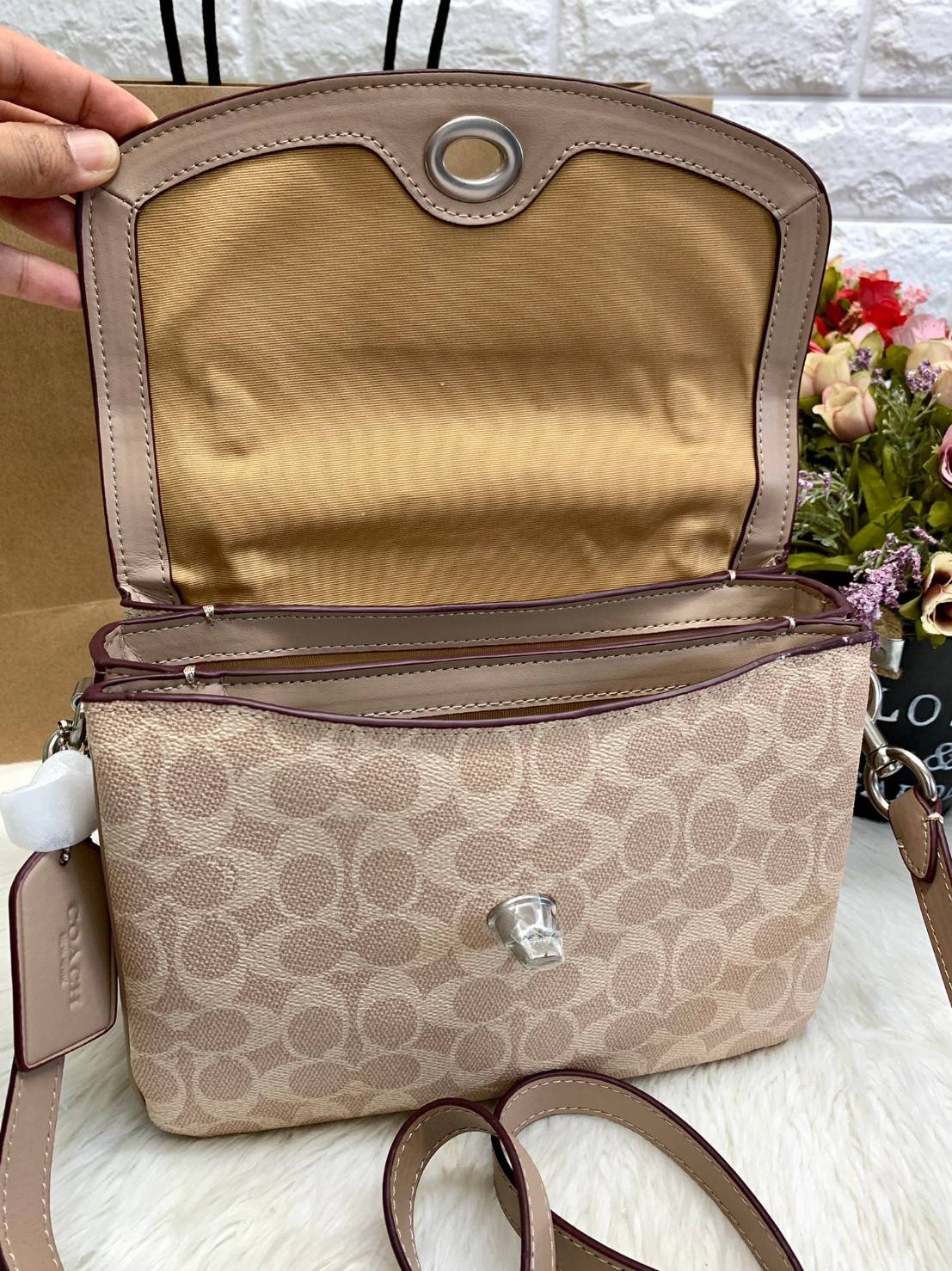 COACH CASSIE CROSSBODY BAG((68349//68348)) พร้อมส่งค่ะ! รุ่นฮิต กระเป๋าหิ้วได้//สะพายข้างหรือครอสบอดี้ร์ได้ หนังแท้นิ่มสวย เปิดปิดกระเป๋าแบบหมุนล็อค ภายในกระเป๋ามี3ช่องให้ใส่ของ แต่ล่ะช่องกว้าง สามารถใส่กระเป๋าเงินใบยาวได้;ของอื่นๆได้จุทีเดียวค่ะ ;มีช่องซ