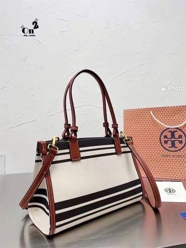 Tory Burch Ella Jacquard Stripe Tote มี 2 ขนาด 10" 13" กระเป๋าสะพาย Tory 😍😍ทรง tote มาใหม่ ผ้าแคนวาสอย่างดี ตัดขอบหนังสีน้ำตาลขนาดกำลังดี จุของได้เยอะเลยค่ะ งานจริงสวยน่าใช้มากๆ