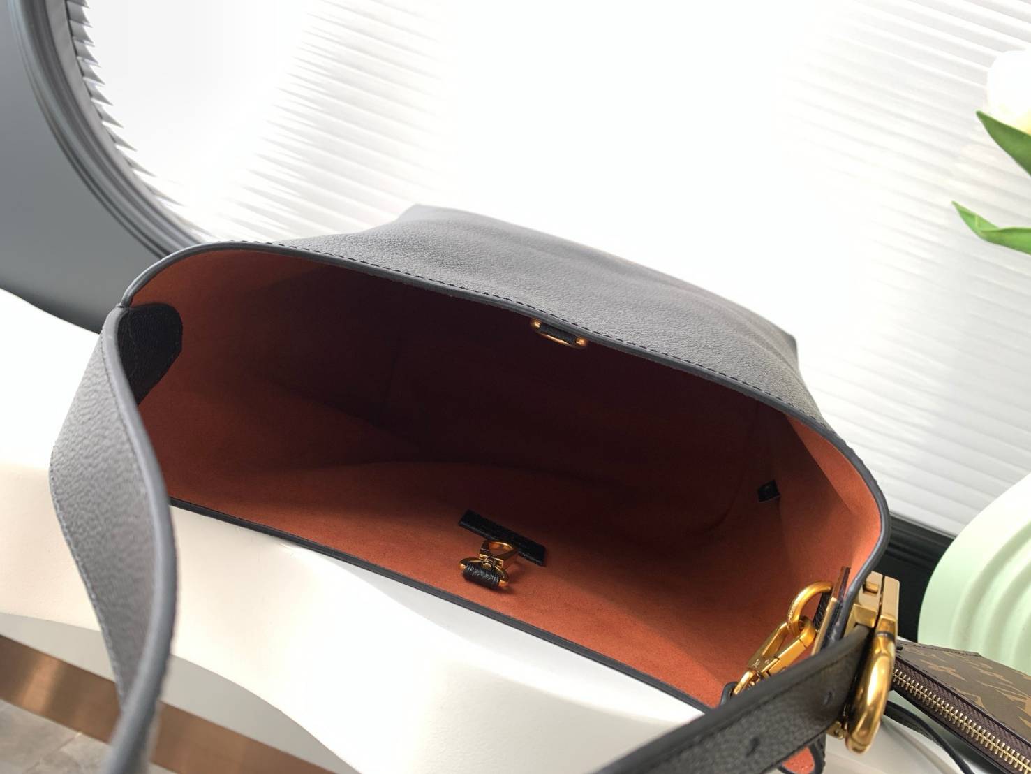 TOP ORI | หนังแท้ LV Low Key Hobo PM Bag เกรดเทียบแท้เทพดีสุด กระเป๋าสะพายทรงโท้ทรุ่นใหม่ เผยความเรียบหรูมีระดับด้วยรูปทรงเรียบง่ายและงานฝีมือประณีตไร้ที่ติ