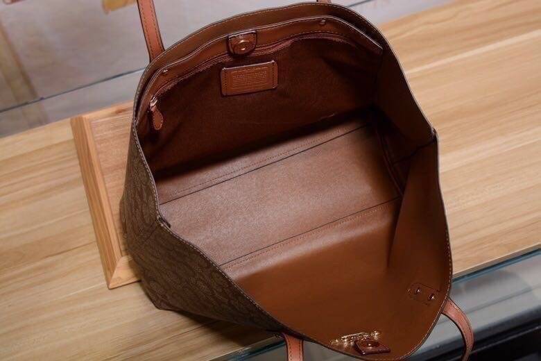 รุ่นยอดนิยม COACH TOWNTOTE IN SIGNATURE CANVAS F76636 กลับใช้ได้ทั้งสองด้าน ใบขนาดใหญ่จุใจ ใส่ของได้เยอะมากกก เป็นรุ่นที่สวยตลอดกาล ควรมีติดตู้ไว้เลยค่าา