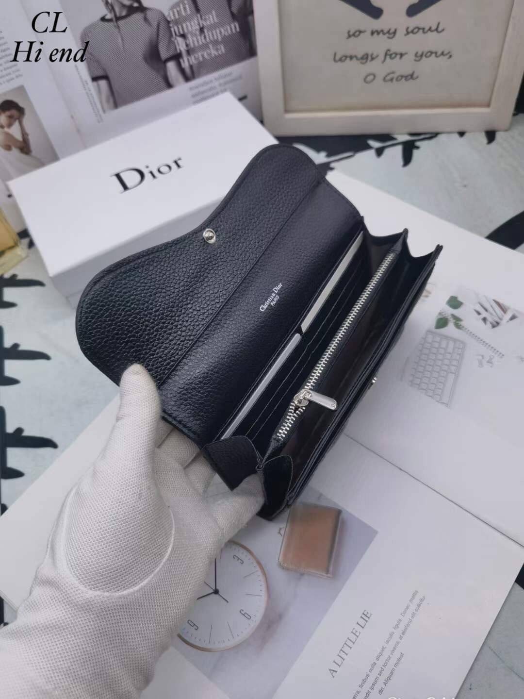Dior Long Saddle Wallet / Dior Wallet / Dior Long Wallet กระเป๋าสตางค์ใบยาว เปิดหน้าทรงเคิร์ปอานม้า เอกลักษณ์ของความหรู วัสดุหนังแท้ ผสมผสานความสง่างามและคลาสสิกที่เข้ากับยุคสมัย ด้านหน้าโดดเด่นด้วยซิกเนเจอร์แบรนด์ เป็นอีกหนึ่งรุ่นที่ดาราเชเลปใช้กันเยอะมา