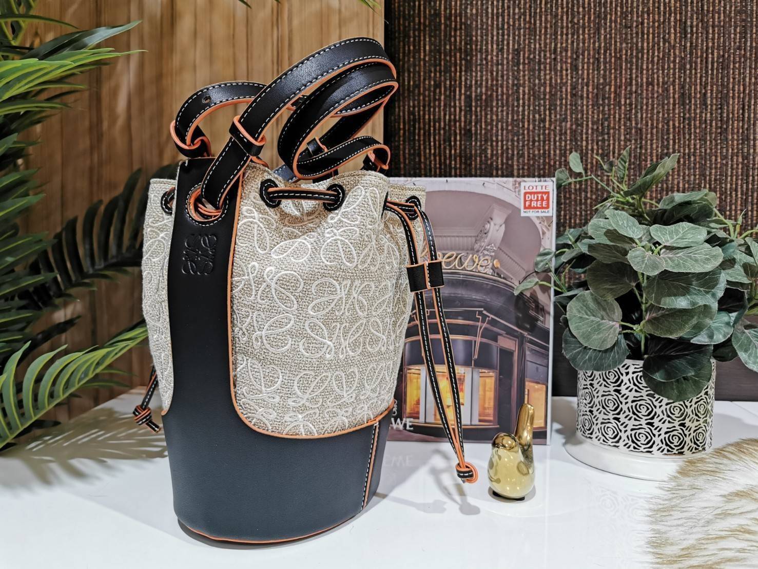 พรีเมี่ยมกิ๊ฟแท้ 100% 】LOEWE CROSSBODY ANAGRAM BUCKET BAG GIFT WITH PURCHASE (GWP) กระเป๋าถือหรือสะพายพรีเมี่ยมกิ๊ฟ Limited จาก LOEWE PERFUME DUTYFREE COUNTER รุ่นใหม่ล่าสุด Rare items หายากสุดเลอค่าวัสดุ Anagram Canvas ตัดหนังแท้ Calfskin สุดคลาสสิค