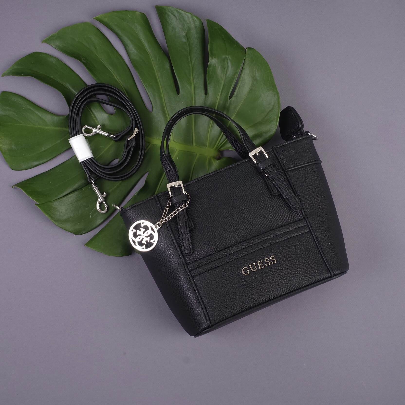 ได้กระเป๋า รุ่นหายาก ทรงสวย จากแบรนด์ Guess มาฝากคะ ใบนี้ ทรงมินิ size 8 นิ้ว กระลังน่ารักเลยคะ หนัง saffiano อย่างดี มีพวงกุญแจแบรนด์ ห้อย เข้า set ภายในมี ช่องเก็บของจุกจิก ห้ามพลาดเลยคะ สวย