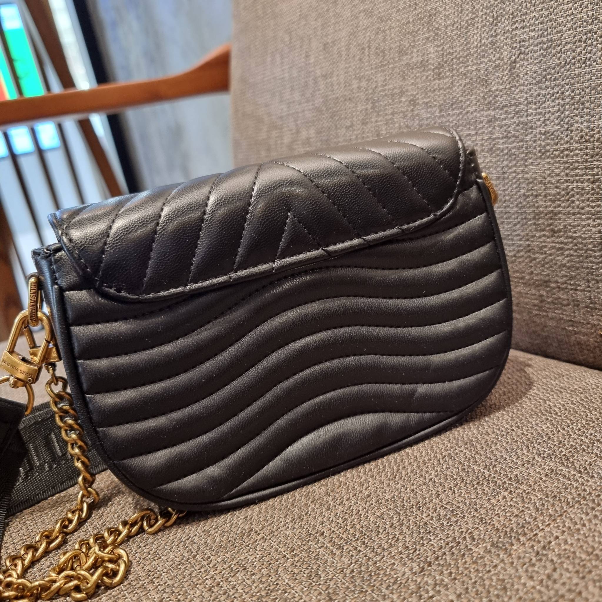 LV new wave pochette multi bag กระเป๋าสะพายมัลติฟังก์ชั่น สุดหรู มาพร้อม box set รับรองว่าดีงาม ลูกเล่นคลาสสิคผสานความวินเทจ มีสายสะพายให้ 2 เส้น และกระเป๋าใบลูก เล็กน่ารัก วัสดุหนังแท้ ภายในเป็นช่องโล่ง แบ่งสัดส่วนมีช่องย่อย ใบนี้ปรับใช้ได้หลายสไตล์ ลุคไ