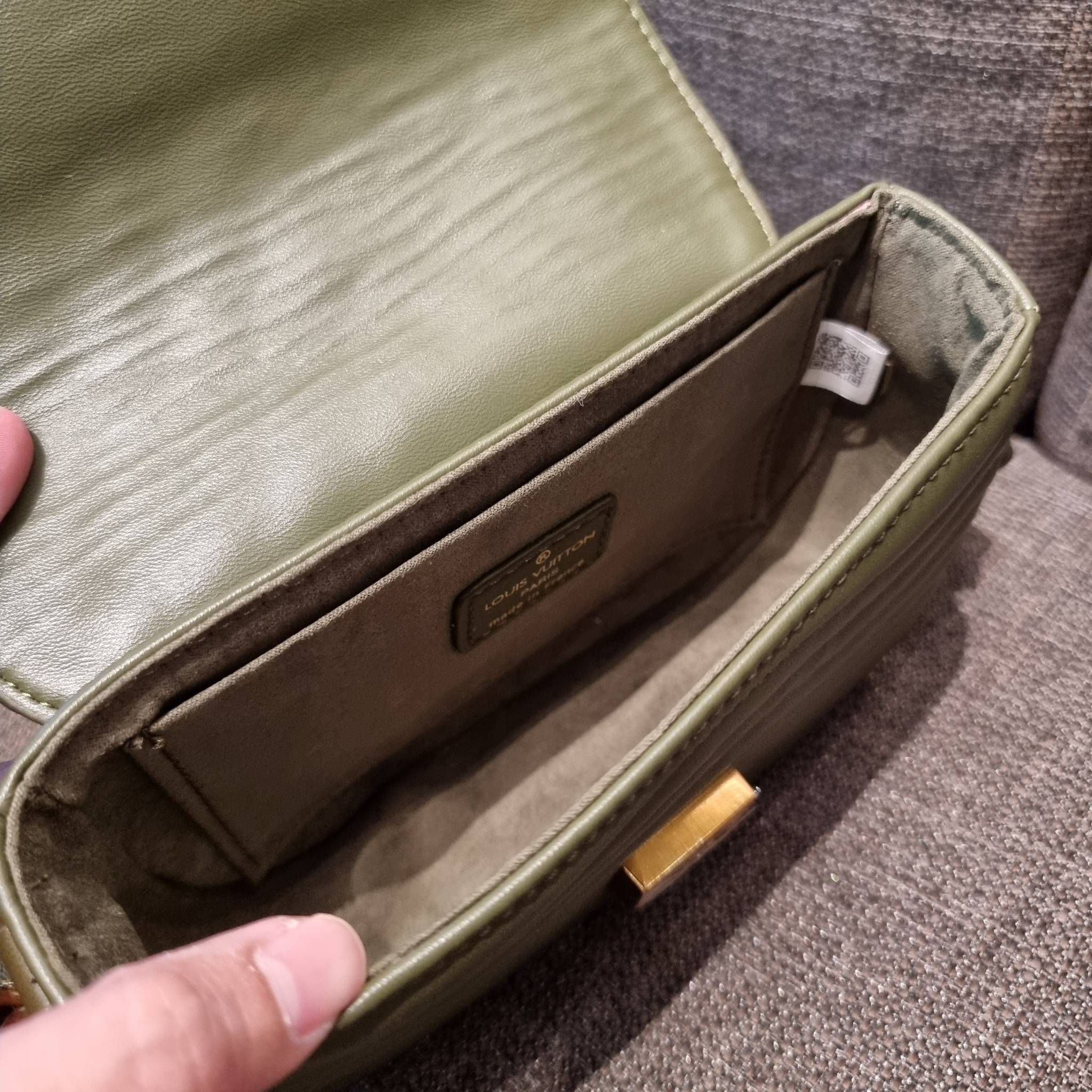 LV new wave pochette multi bag กระเป๋าสะพายมัลติฟังก์ชั่น สุดหรู มาพร้อม box set รับรองว่าดีงาม ลูกเล่นคลาสสิคผสานความวินเทจ มีสายสะพายให้ 2 เส้น และกระเป๋าใบลูก เล็กน่ารัก วัสดุหนังแท้ ภายในเป็นช่องโล่ง แบ่งสัดส่วนมีช่องย่อย ใบนี้ปรับใช้ได้หลายสไตล์ ลุคไ