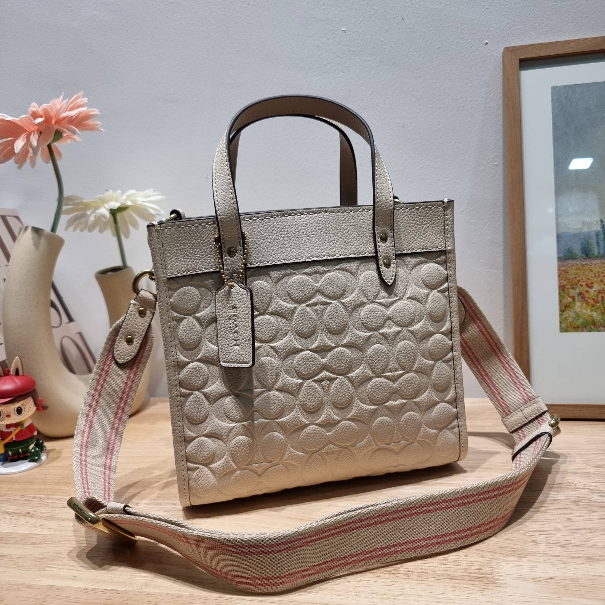 COACH C4829 FIELD TOTE 22 IN SIGNATURE LEATHER คอลเลคชั่นสุดหรู กับกระเป๋าทรงโท้ท ไซส์กำลังสวย ดีเทลหนังปั๊มเต็มใบ สีโทนผู้ดีม้าก บวกกับสายสะพายสีตัดกับกระเป๋า เพิ่มมูลค่าไปอีก ทำให้ไอเท็มนี้ดึงดูดทุกสายตา