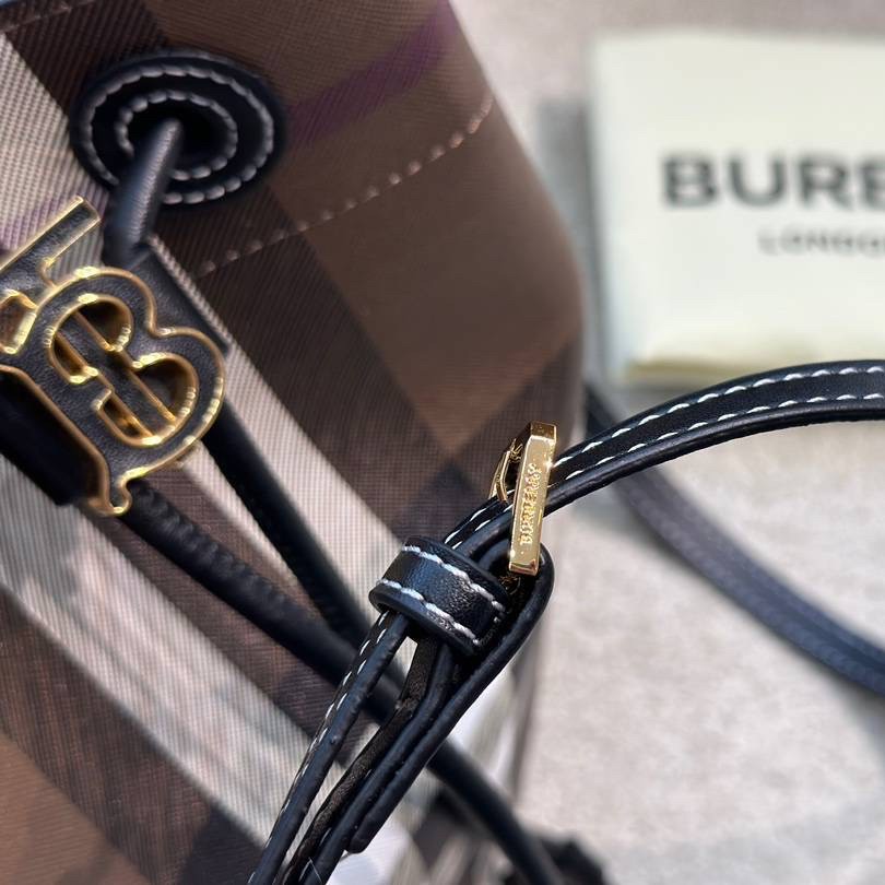Burberry Brown Small TB Bucket Bag / BURBERRY MONOGRAM BUCKET BAG กระเป๋าถือ กระเป๋าสะพายครอสบอดี้ วัสดุหนังพิมลาย MONOGRAM โทนเข้ม