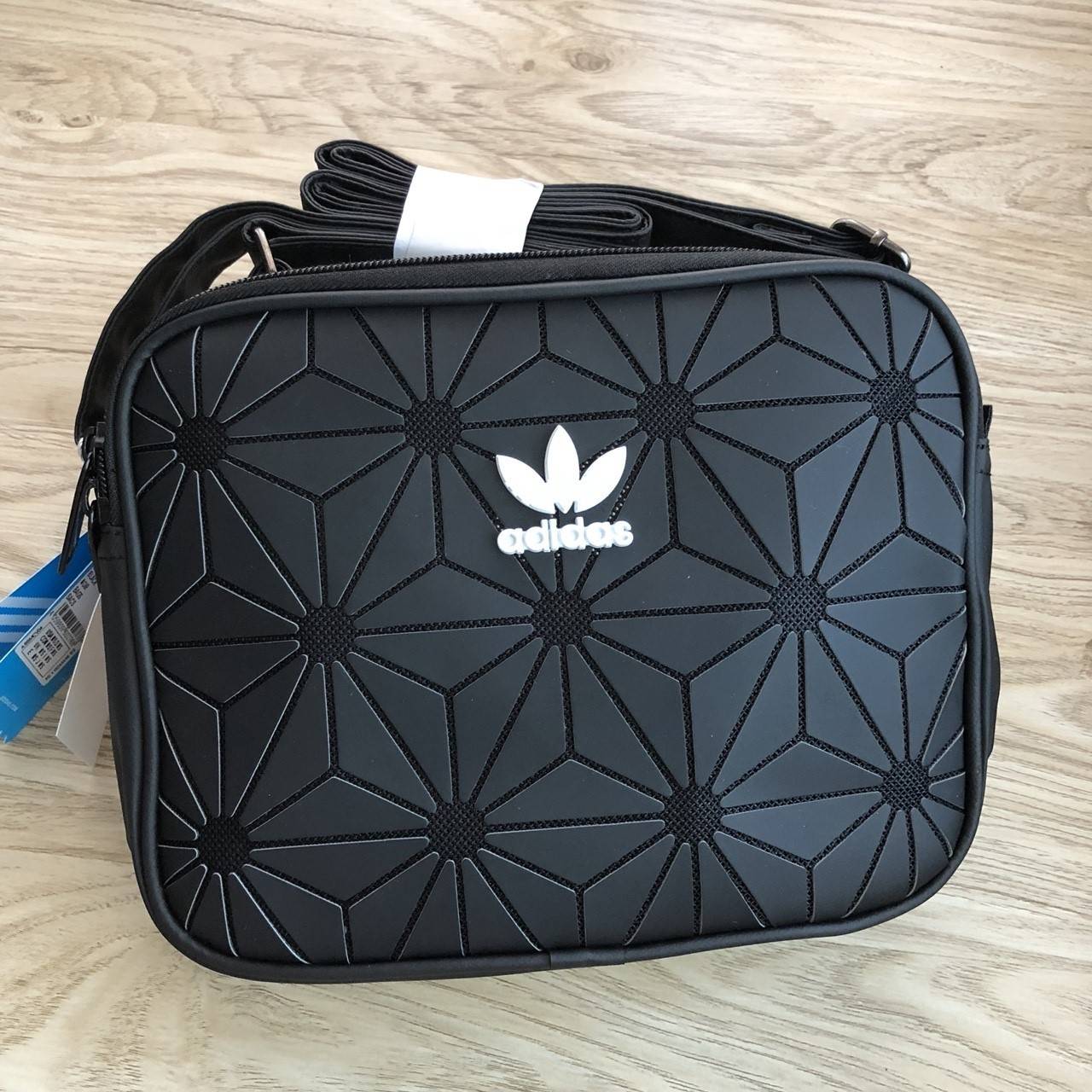 Adidas mini Airline bag กระเป๋าสะพายข้างแนว sport วัสดุด้านหน้าเนื้อ matte ผสมหนังนิ่มค่ะ น้ำหนักเบา ด้านหน้าติดโลโก้แบรนด์ เปิดปิด กระเป๋าแบบซิป ภายในโล่ง ใส่ของจุพอประมาณค่ะ มีช่องซิป หนึ่งช่อง ด้านหลังมีอีก 1 ช่องซิป:สายสะพายปรัยได้ freesize ขนาดกำลังด