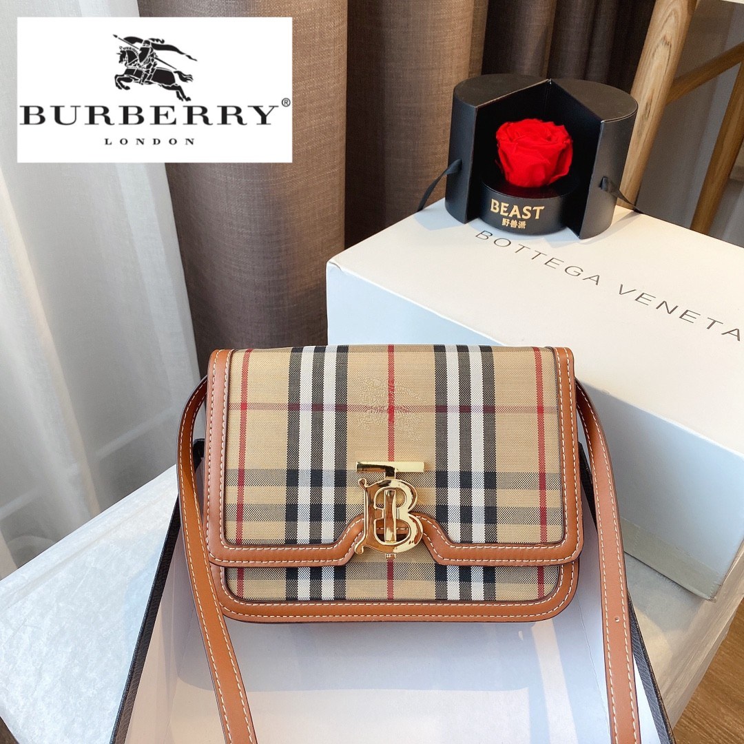 BURBERRY FRAGRANCES CROSSBODY BAG VIP GIFT WITH PURCHASE (GWP) พรีเมี่ยมกิ๊ฟ Limited Edition จากน้ำหอม BURBERRY วัสดุ Canvas & Leather ทรงเหลี่ยมสวยหรูอยู่ทรงมีโลโก้แบรนด์ด้านหน้า