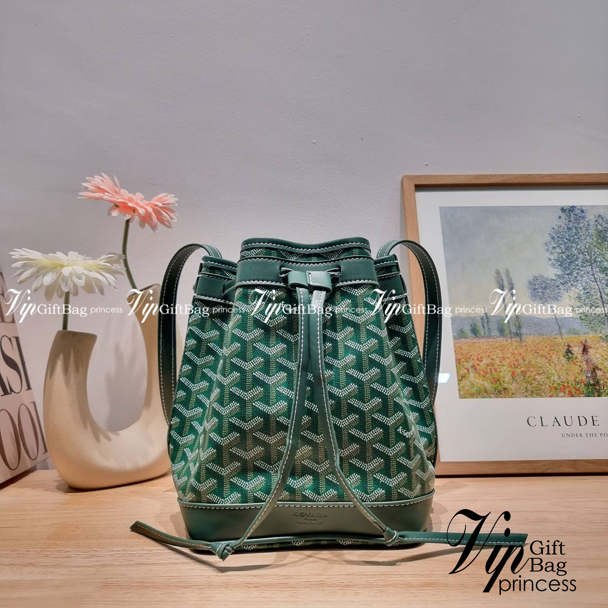 GOYARD PETITE FLOT BUCKET BAG กระเป๋าสะพายทรงบัคเก็ต ที่ดีไซน์สะดวกต่อชีวิตมาก รูปทรงคลาสสิค ดีไซน์เป็นเอกลักษณ์ สดใสทุกสี ดูผู้ดีในตัว วัสดุหนังแคนวาสพิมพ์ลายสวยคม ปากกระเป๋ารูดเปิด-ปิดได้ตามชอบ ภายในเป็นช่องโล่ง ใส่กระเป๋าสตางค์ มือถือ ได้ครบถ้วน มาพร้อ