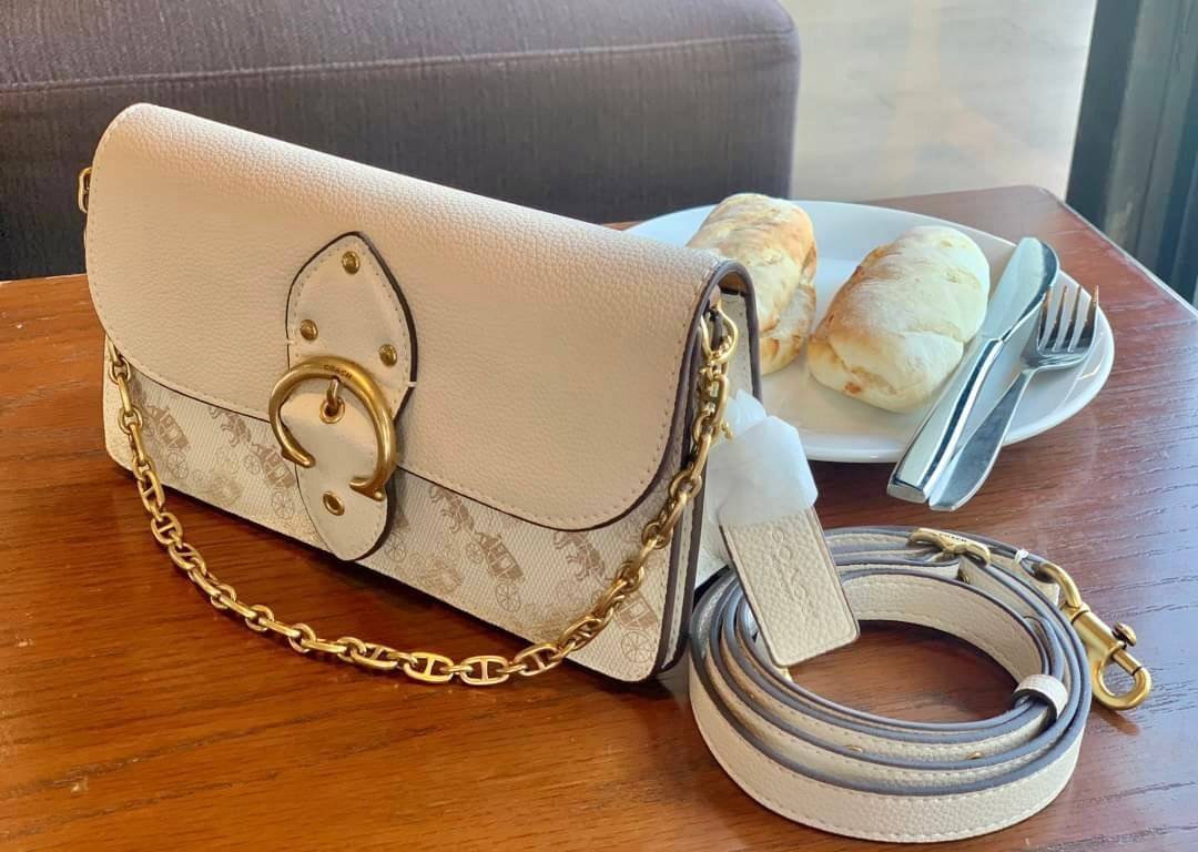 Coach Beat Crossbody Clutch In Signature Canvas With Horse And Carriage Print((6910//4760)) 🌈ได้ไปไม่ผิดหวังแน่นอนค่ะ! กระเป๋าหิ้วได้//คลัทออกงานได้//สะพายครอสบอดี้ร์ได้ สุดคุ้ม! หนังแท้อย่างดี smooth leather ค่ะ