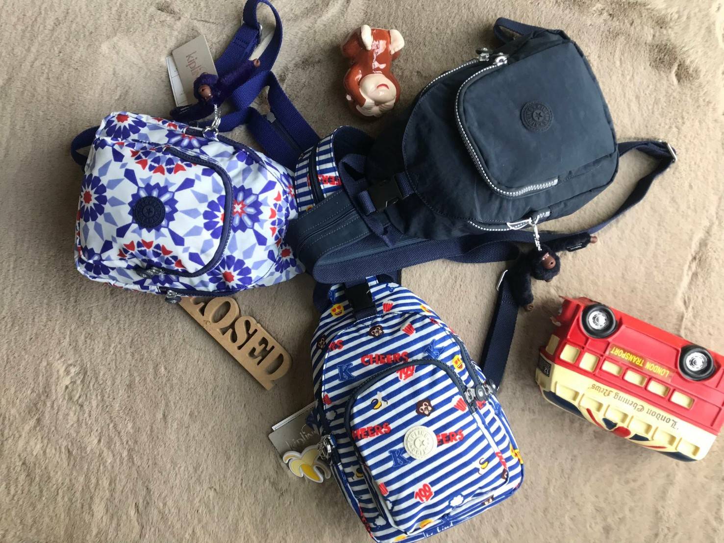 Kipling Backpack & Handbag K15456 กระเป๋าหรือสะพายหลังแบบเป้ หรือคาดอก เปลี่ยนสไตล์เท่ๆได้ด้วยซิปเดียวด้านหลัง ขนาดกลางกำลังดี วัสดุpolymide100% น้ำหนักเบา ช่องหลักเปิดปิดสองชั้นด้วยซิปและตัวล้อคทันสมัยใช้งานง่าย ด้านหน้า1ช่องซิปเก็บของจุกจิกจิก ใช้ได้แบบ