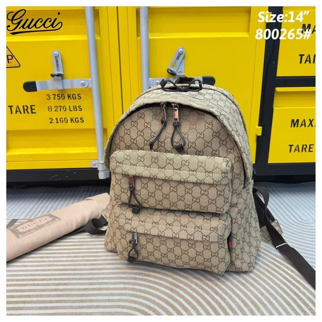 GUCCI Medium backpack with GG logo กระเป๋าเป้รุ่นใหม่เปิดตัวบนรันเวย์ Fall Winter 2024 รูปทรงผสมผสานความเรียบหรูและสปอร์ต พื้นหลังแต่งลายนูนพร้อมซับหลัง สะพายได้นานรับน้ำหนักได้ดี