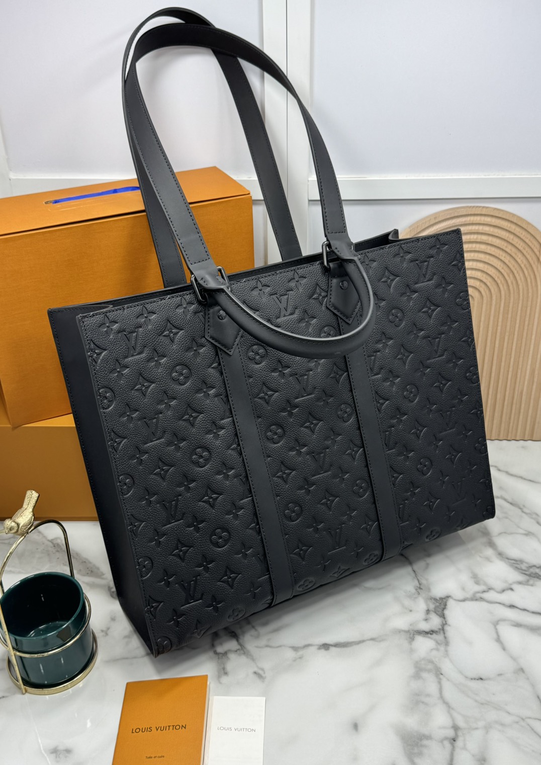 TOP ORI หนังแท้ | LV Sac Plat 24H Tote bag กระเป๋าโท้ทใบใหญ่ หนัง Taurillon ฉลุลายโมโนแกรมสวยหรูคมชัด สะท้อนความสง่างามเปี่ยมเสน่ห์สไตล์มัสคิวลีน ด้านในมีพื้นที่จุของได้มาก มีช่องแบ่งสัดส่วนด้านในไว้อย่างดี