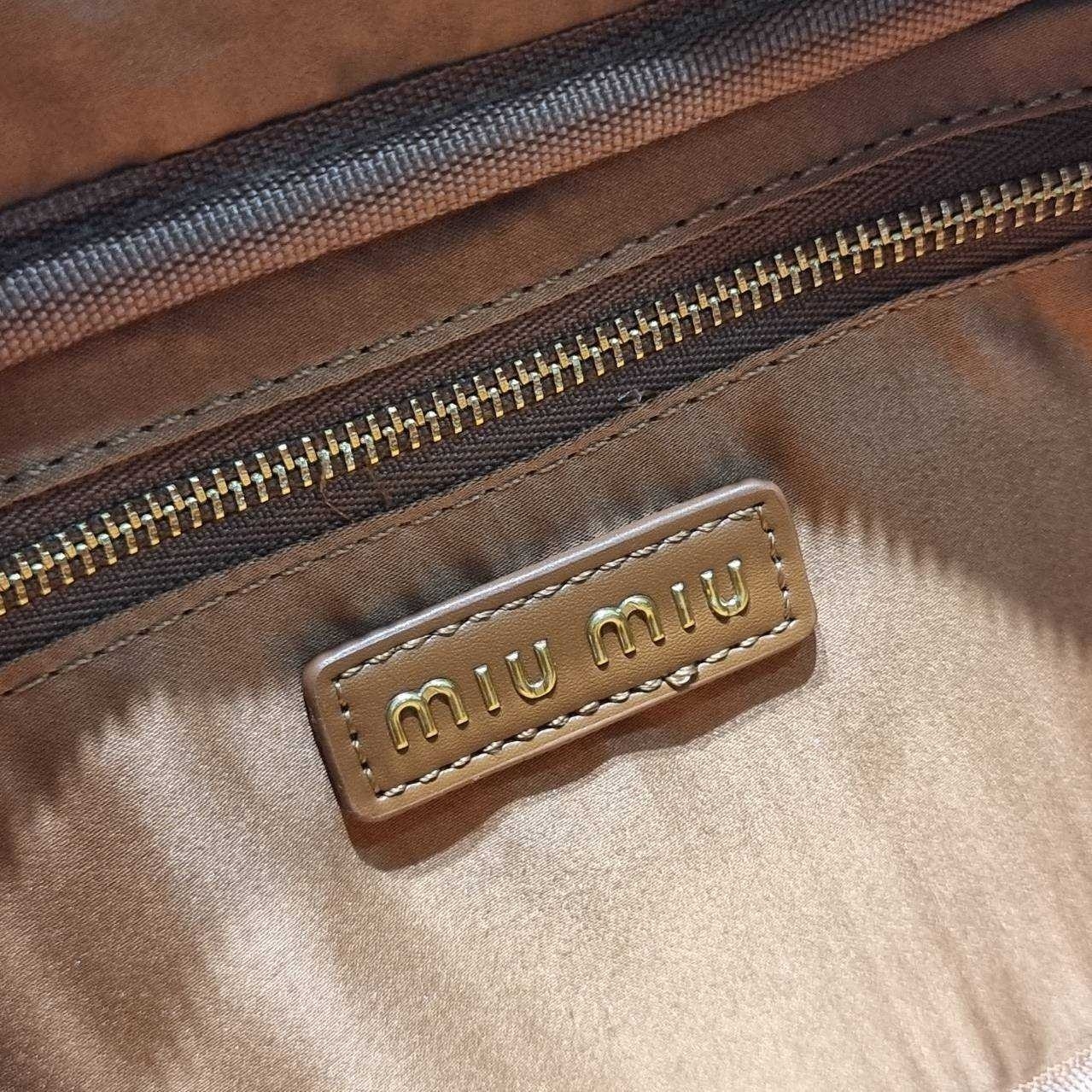 MIU MIU ARCADIE LEATHER BAG M, Geniş 27cm กระเป๋าถือ/สะพายสุดชิค น่ารักๆเก๋ๆ ดีไซน์เรียบแต่มากมีอยู่จริง สวยดูแพง