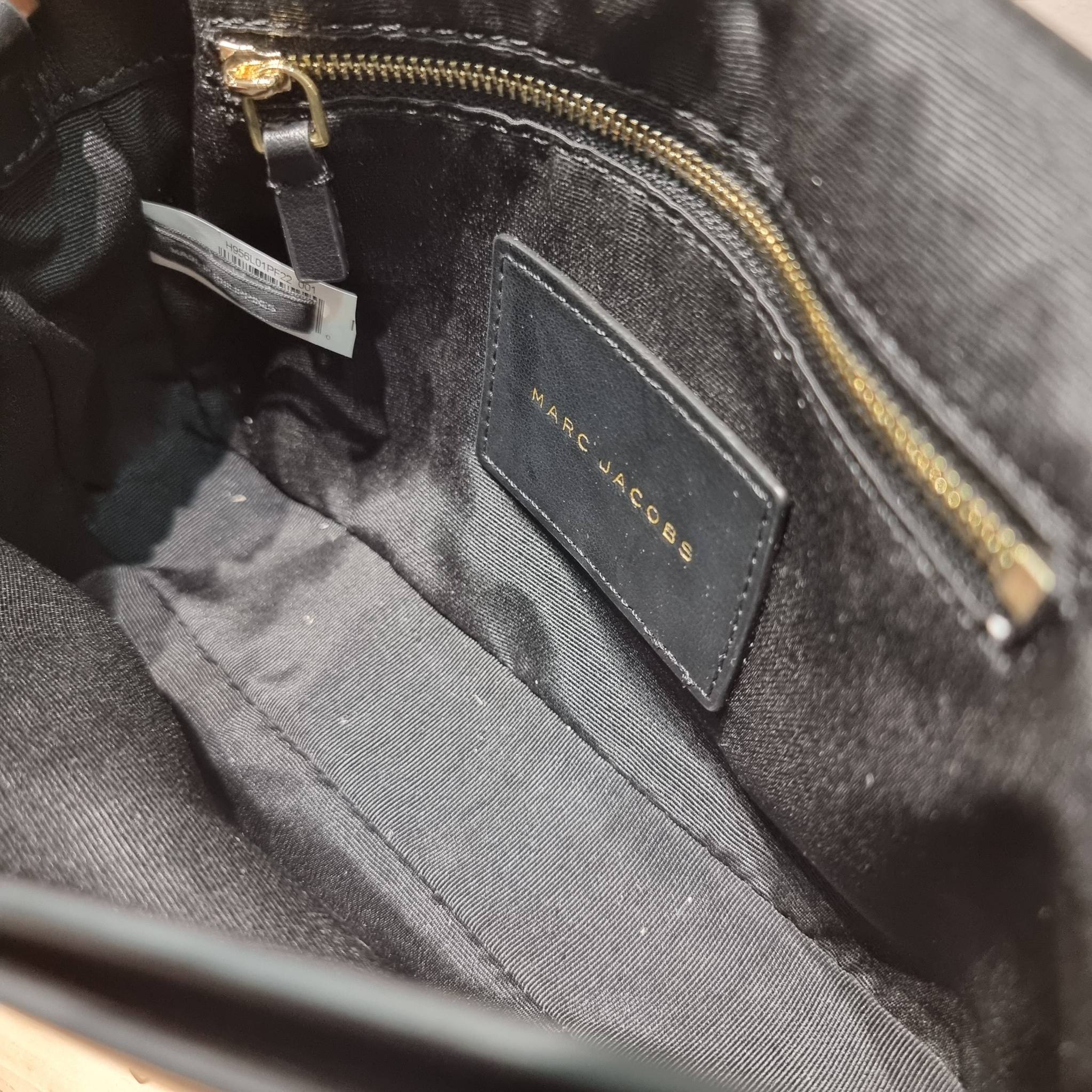 MARC JACOBS THE J MARC SHOULDER BAG คอลเลคชั่นใหม่ล่าสุด สวยฟาดกว่าใคร ใบไหนๆก็ต้องหลีก กับกระเป๋าสะพายไหล่สุดหรู รูปทรงใช้งานง่าย ดีไซน์เรียบ แต่แฝงไปด้วยความผู้ดี ดูแพง