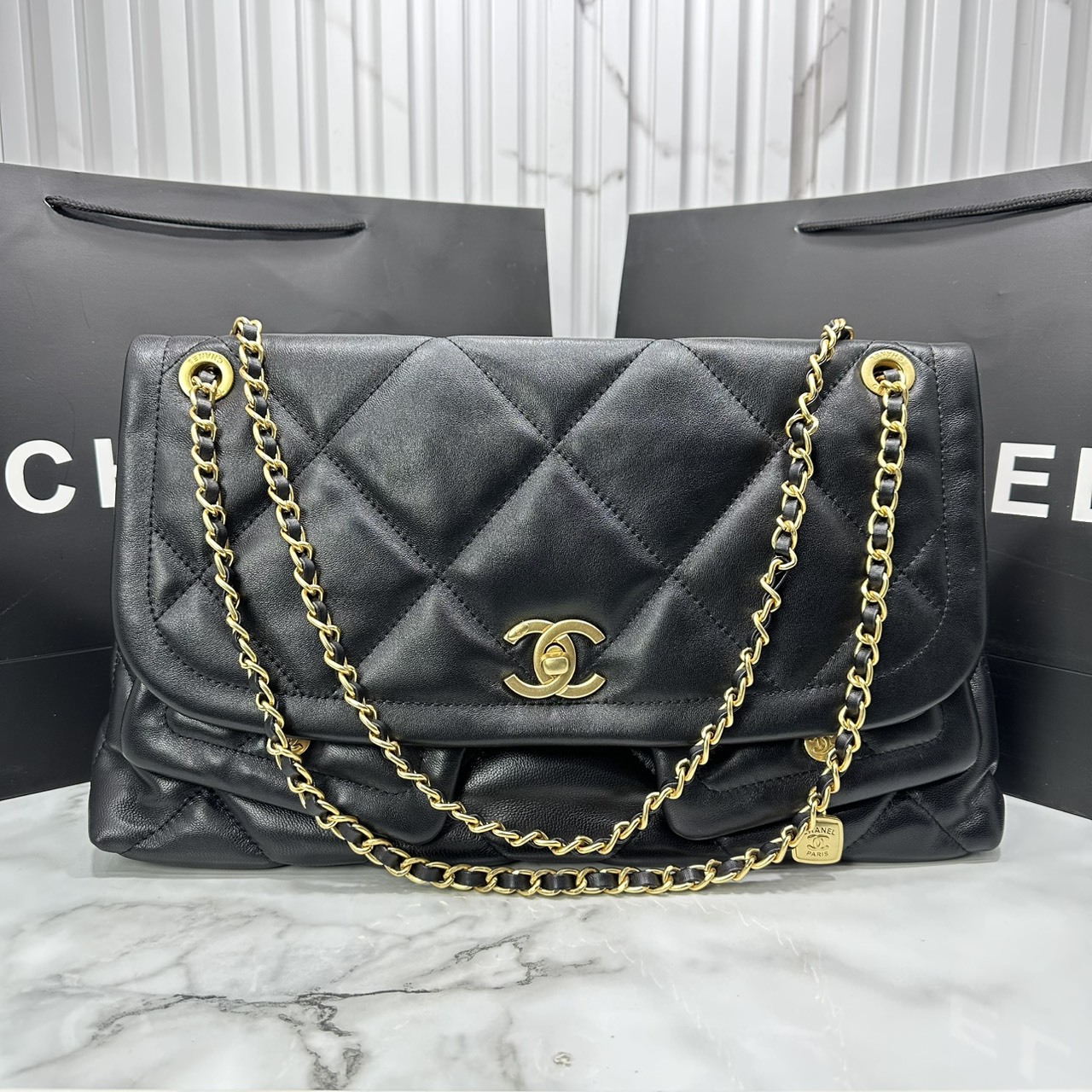 ORI หนังแท้ | Chanel Shopping Flap Bag Shiny Leather Black / Chanel Tote Bag 37cm กระเป๋าสะพายทรงโท้ทใบใหญ่ ภายในโล่งกว้างจุของได้เยอะ คอลเลคชั่นฤดูใบไม้ร่วง-ฤดูหนาว 2025/26 ถ่ายทอดเสน่ห์เย้ายวนเหนือกาลเวลา
