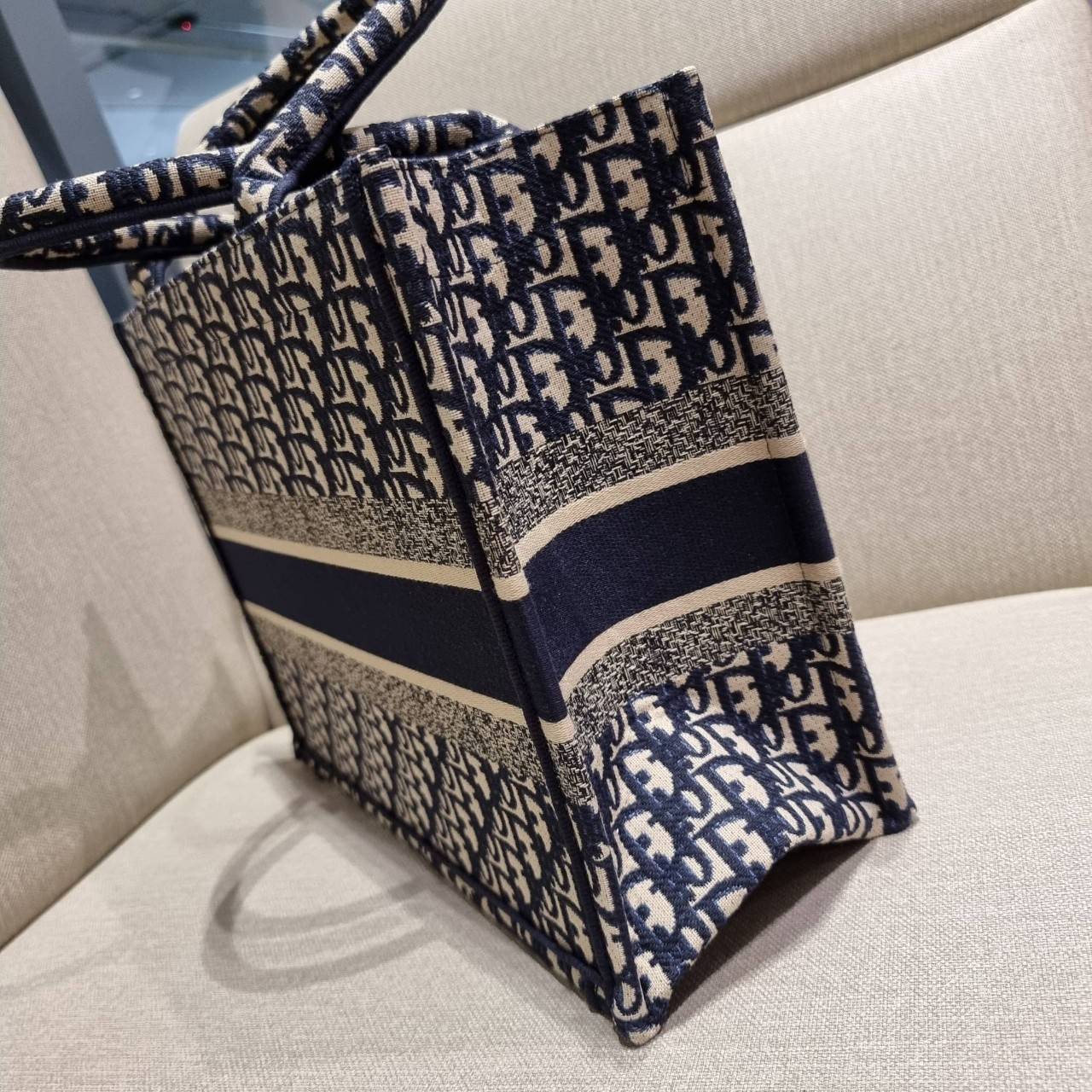 VIP 】HOT ARRIVAL!! DIOR CD SHOPPING BAG WITH GWP กระเป๋าทรงช้อปปิ้งใบใหญ่ จุใจ!! พรีเมี่ยมกิ๊ฟรุ่นดับเบิ้ลฮอต ดีไซน์คลาสสิควินเทจ สวยหรู วัสดุผ้าแคนวาสลายกราฟฟิค ภายในโล่งกว้างมากๆ ใส่ของจุสุดๆ โน้ตบุ้ค ไอแพด กระเป๋าสตางค์ มือถือ หรือเสื้อผ้ายังได้ สะพายค