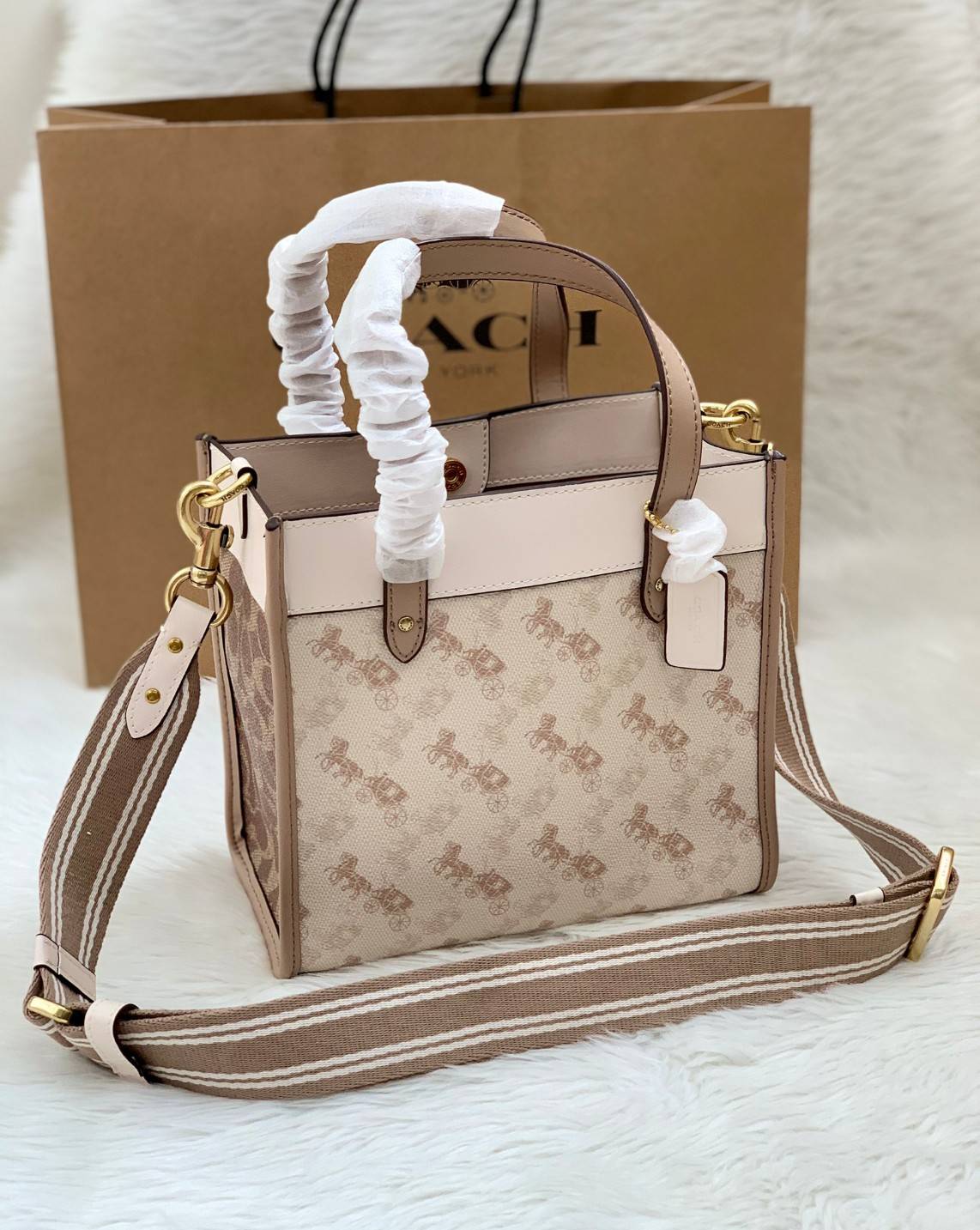 COACH FIELD TOTE 22 WITH HORSE AND CARRIAGE PRINT พร้อมส่งความสวยค่ะ! กระเป๋าทรง Tote หนังแท้อย่างดี นิ่มมือดีมากๆค่ะ ตัวกระเป๋าปริ้นลายรถม้าทั้งใบตัดขอบลายCด้านข้างได้อย่างสวยงามทีเดียว ปากกระเป๋าเปิดปิดแบบกระดุมแม่เหล็ก ภายในกว้างใส่ของจำเป็นได้ครบ มีช่