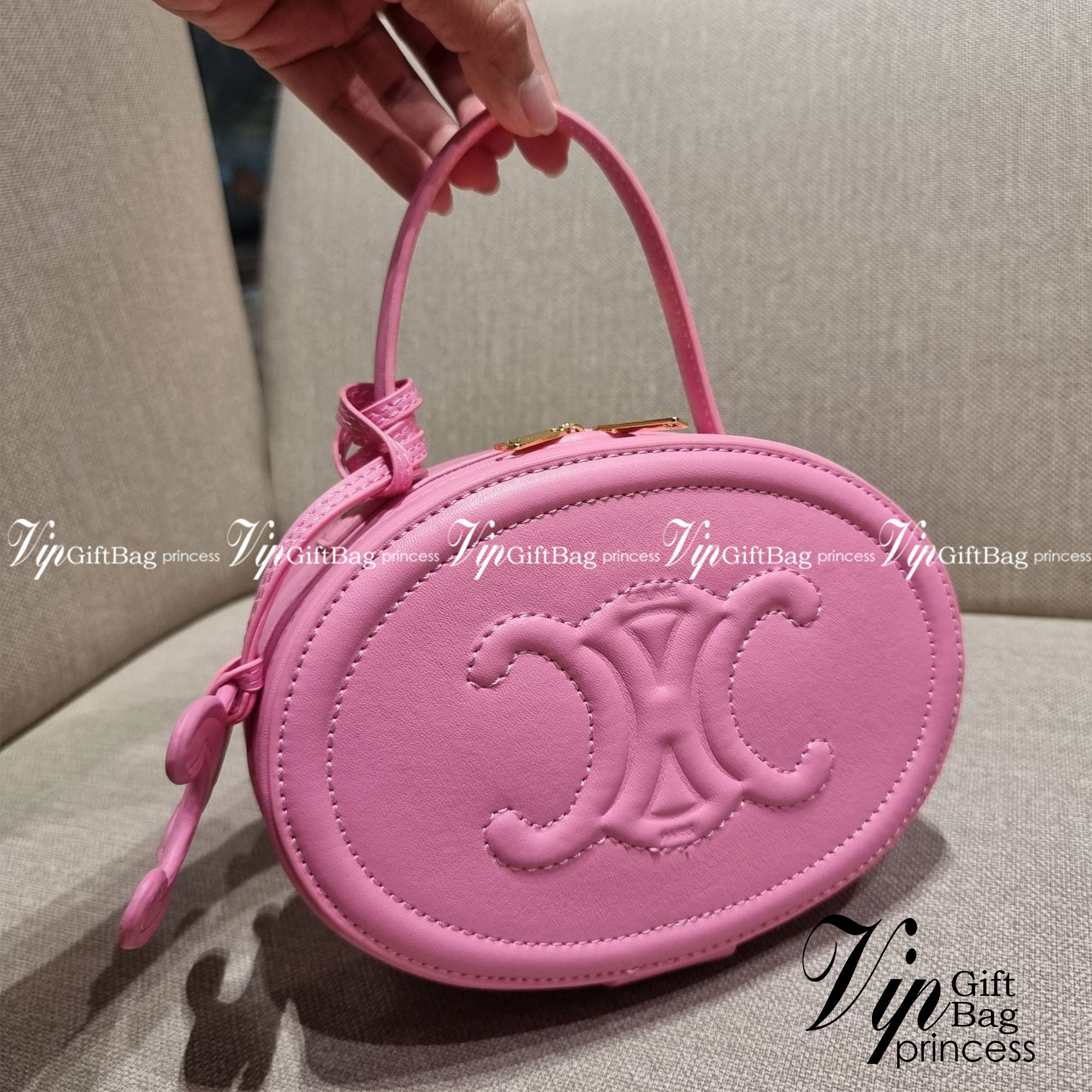 VIP 🥂 CELINE OVAL MINAUDIERE CUIR TRIOMPHE น้องน่ารักม้ากกกก!! น่ารักตะโกนไปเลย!! กับกระเป๋าทรง oval รุ่นแรร์ไอเท็ม ที่หายาก และ sold out ไปหลายรอบ!! น้องใบกะทัดรัด สำหรับสาวๆที่ชอบพกพกของแบบง่ายๆ ให้ชีวิตไม่ยุ่งยาก คล้องแขนใช้งานเก๋ๆ วัสดุหนังสัง