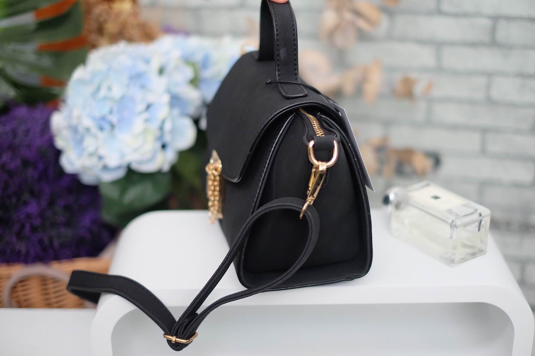 ทรงขายดี มาใหม่สวยหรูมากคะ 🌼 กระเป๋าถือ / สะพายจาก แบรนด์ KEEP รุ่น Amelia หนังกลับอย่างดี สวยคลาสสิคมากคะ #จุดเด่นใบนี้ - ขนาดกำลังดี ใส่มือถือ // กระเป๋าตังยาวได้คะ - ตัวล็อคด้านหน้าสวยหรู ปากกระเป๋ามีซิปปิดอีกที - ภายในมีผ้าซับในอย่างดี มีช่องใส