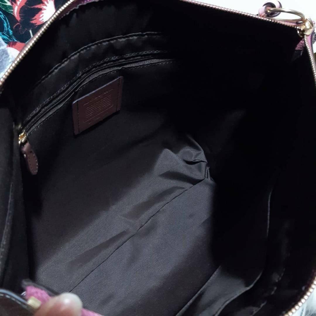 COACH 2319 MAY TOTE IN COLORBLOCK SIGNATURE CANVAS กระเป๋าโท้ท ดีไซน์ใหม่ล่าสุด!! 💕💕 เก๋ตรงปากกระเป๋า คล้ายกระเป๋าซ้อนในตัว สีตัดกับตัวกระเป๋าได้อย่างลงตัว ทรงสวย ใบใหญ่ใส่ของได้เยอะ เปิด-ปิดด้วยซิป รูดใช้งานง่าย ภายในโล่งกว้าง ด้านหลังมีช