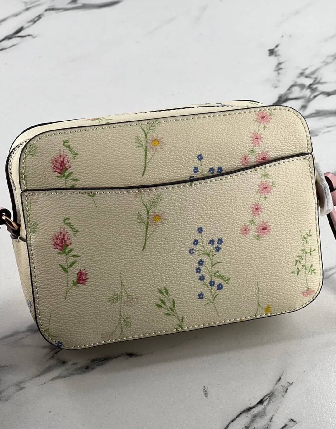 COACH Wildflower Printed GEMMA Mini Camera Bag น่ารักได้ไม่ต้องรอเช่นเคยอีกหนึ่ง!! สายหวาน สายเจ้าหญิง ไม่ควรพลาด!! กระเป๋าทรงกล่องสุดฮิต ในดีไซน์มุ้งมิ้ง มาให้จัดกันแน่นๆเลยจ้า ดอกไม้คละเต็มใบ สวยๆหวานๆ ด้านหน้ามีซิปให้เก็บของได้จุกจิก ภายในโล่งกว้างใส่ข
