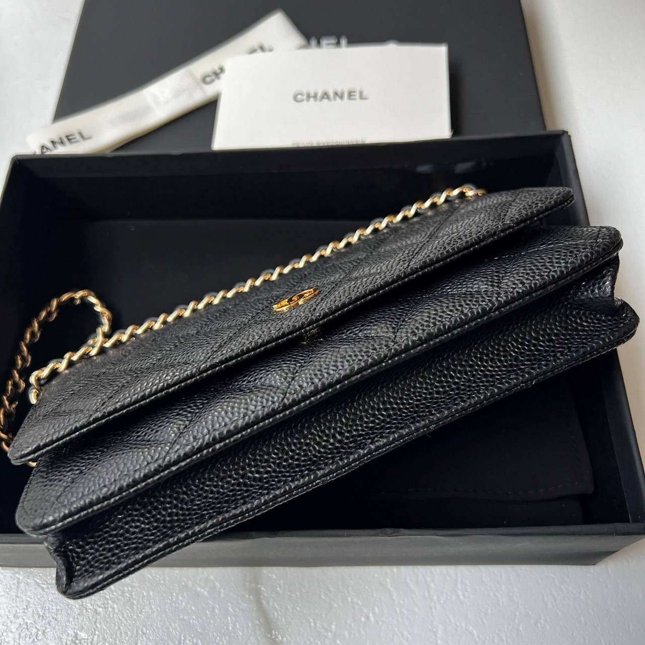 CHANEL WALLET ONCHAIN งานหนังแท้สวยหรู ใช้ ตทป ได้ กระดุมแม่เหล็ก ตามฉบับ HOLO ปีใหม่ ตามภาพที่ถ่ายเลย ตรงกับการ์ด รุ่นที่สาวๆ ทุกคนต้องมี เห็นเล็กๆ แบบนี้แต่ใส่ของได้เยอะมาก สามารถไช้แทนกระเป๋าคลัชถือได้ด้วย ครบจบในใบเดียวเลยค่ะ ภาพงานจริง ไม่ผิดหวังค่ะ