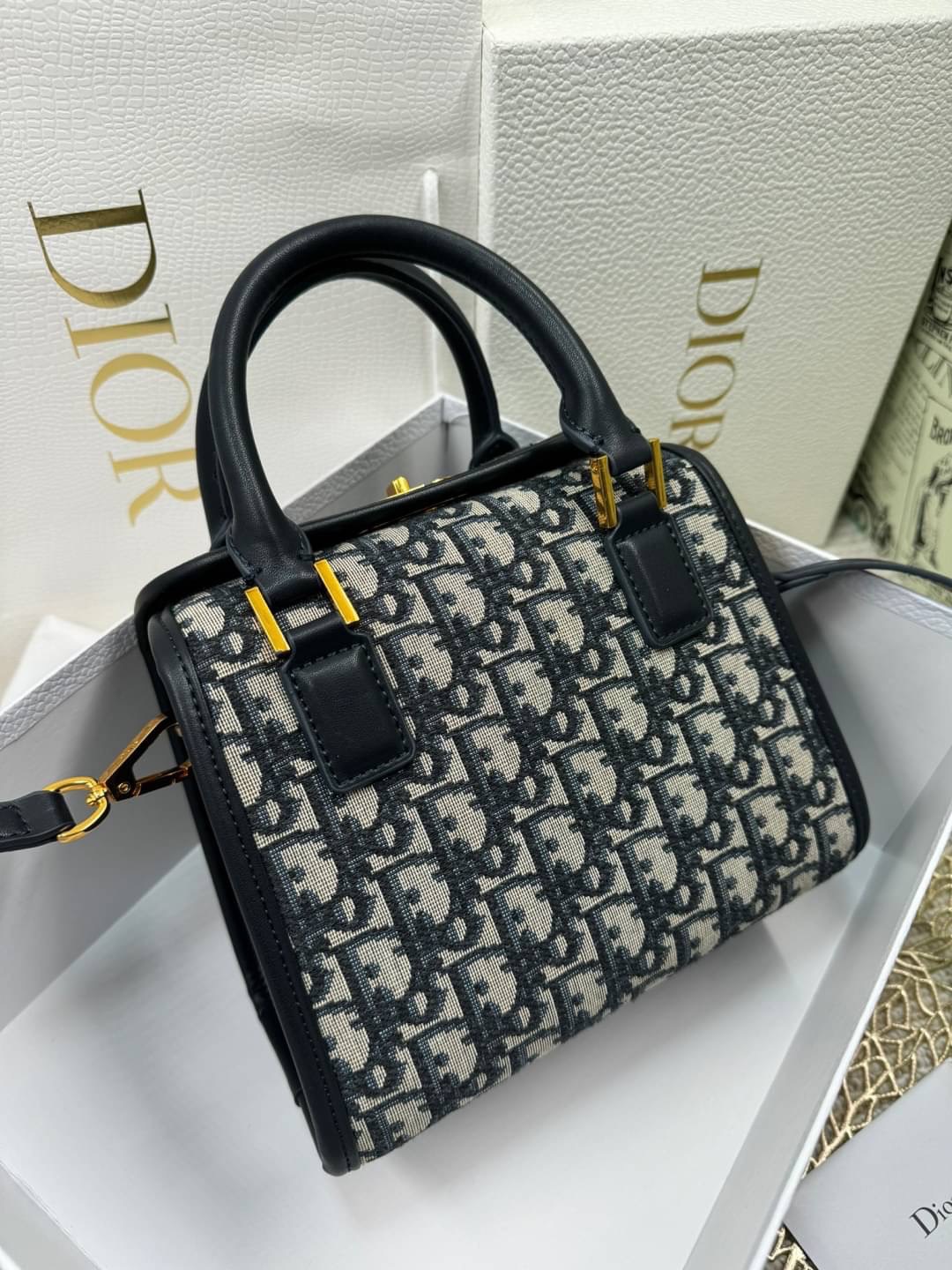 DIOR SMALL BOSTON BAG White Box Calfskin / DIOR Box Bag พร้อมส่ง กระเป๋าสะพายทรงกล่อง New for Winter 2023 คอลผู้ดี สวยหรู ตอบโจทย์และแมทช์ได้กับทุกลุคทุกสไตล์