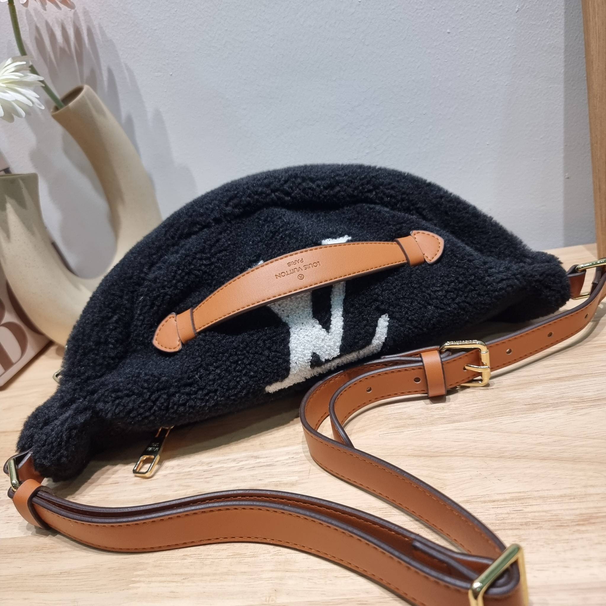 LV BUM BAG MONOGRAM TEDDY FLEECE / LV Teddy Limited Edition Bumbag ไอเท็มที่ต้องมี กับกระเป๋าคาดอก ดีไซน์เอกลักษณ์ โดดเด่นด้วยจัมโบ้ฟ้อนท์สีตัดกับตัวกระเป๋า เปิด-ปิดด้วยซิป ภายในเป็นช่องโล่ง โดยตัวกระเป๋าจะมีหูจับในตัว และสายสะพายที่สามารถปรับได้ตามตัว รุ