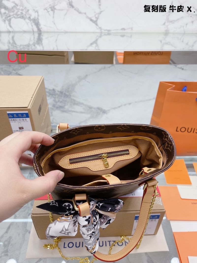 LV Vavin PM Tote Monogram Canvas กระเป๋าทรงโท้ทวินเทจ มีหูจับในตัว พร้อมสายสะพายโซ่ crossbody ปรับใช้ตามสะดวก ภายในเป็นช่องโล่ง ใส่ของสำคัญได้ พกพาไปไหนก็ได้ คล่องตัวและแมตช์ง่ายสุดๆ