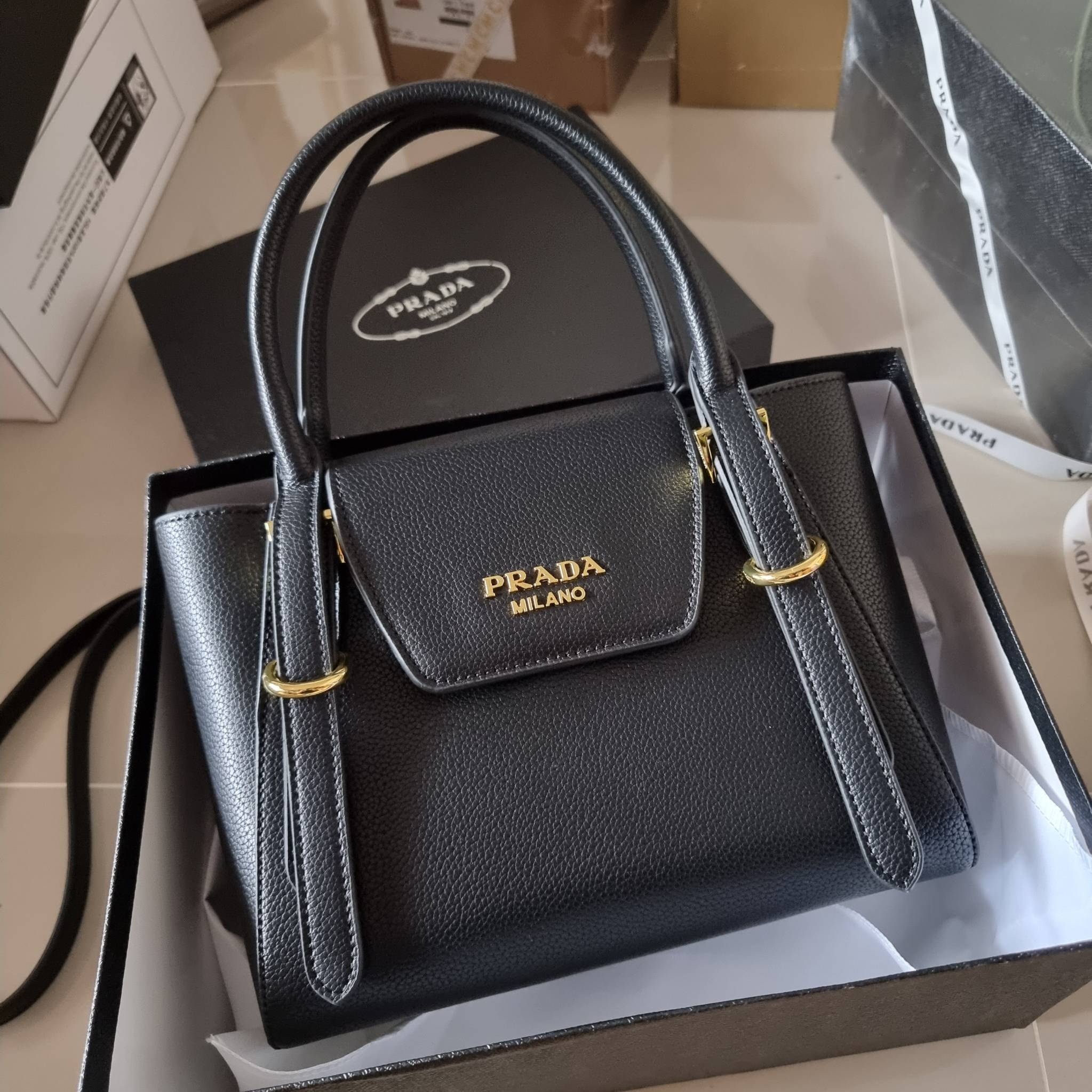 PRADA Saffiano leather bag / Prada leather bag กระเป๋าถือ/สะพายล่าสุด ที่ดีไซน์เรียบหรู สวยคมชัด เต็มไปด้วยดีเทลน่าใช้ สายคล้องไหล่ที่สามารถถอดออกได้