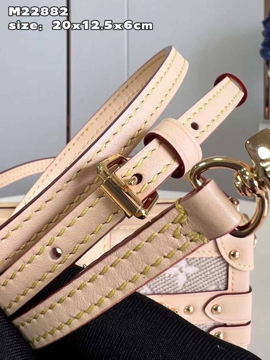 LV Petite Malle handbag soft beige color with golden reflections เกรดท็อปออริจินอล มีความละเอียดของเนื้องานมากที่สุด ปราณีตตรงปกทุกใบ ใช้สลับของแท้ได้ ใช้งานต่างประเทศได้ เข้าออกผ่านทุก ตม. สุดยอดเดอะเบสท์ไอเท็ม สวยหรู ผู้ดี หรูหรา ดูแพงมาแต่ไกล