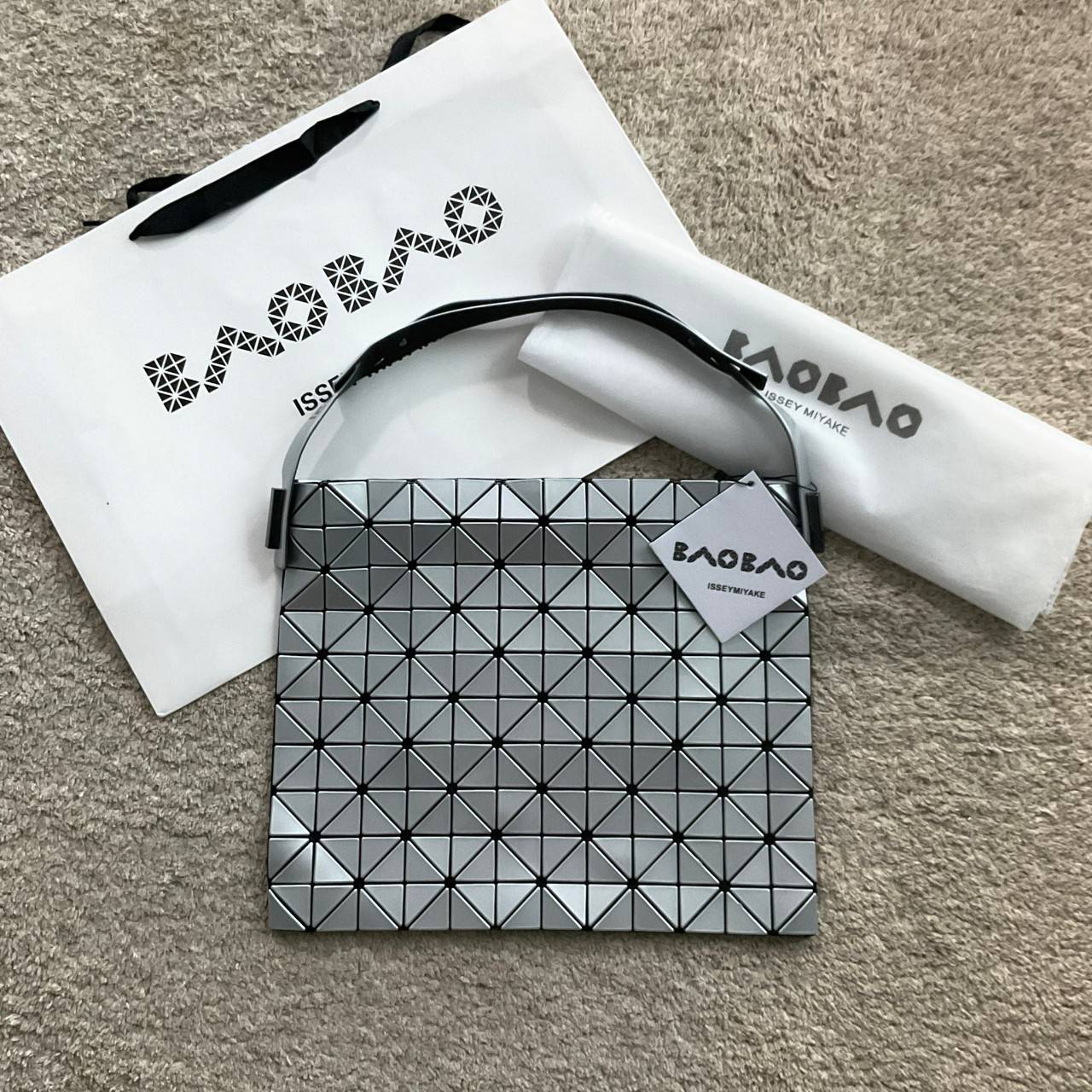 รุ่นใหม่ล่าสุด! พร้อมส่งที่ไทย! BAO BAO ISSEY MIYAKE BAGUETTE HANDBAG (LARGE) กระเป๋าสะพายไหล่จากทรงสวย วัสดุ 100% POLYVINYL CHLORIDE ด้านในใส่ของได้กำลังดีเลย ใส่ไอแพดมินิ กระเป๋าสตางค์ยาวได้ สมุดโน้ตได้สบายเลย วัยทำงานหรือวัยนักศึกษา อย่างน้อยต้องมีแบรน