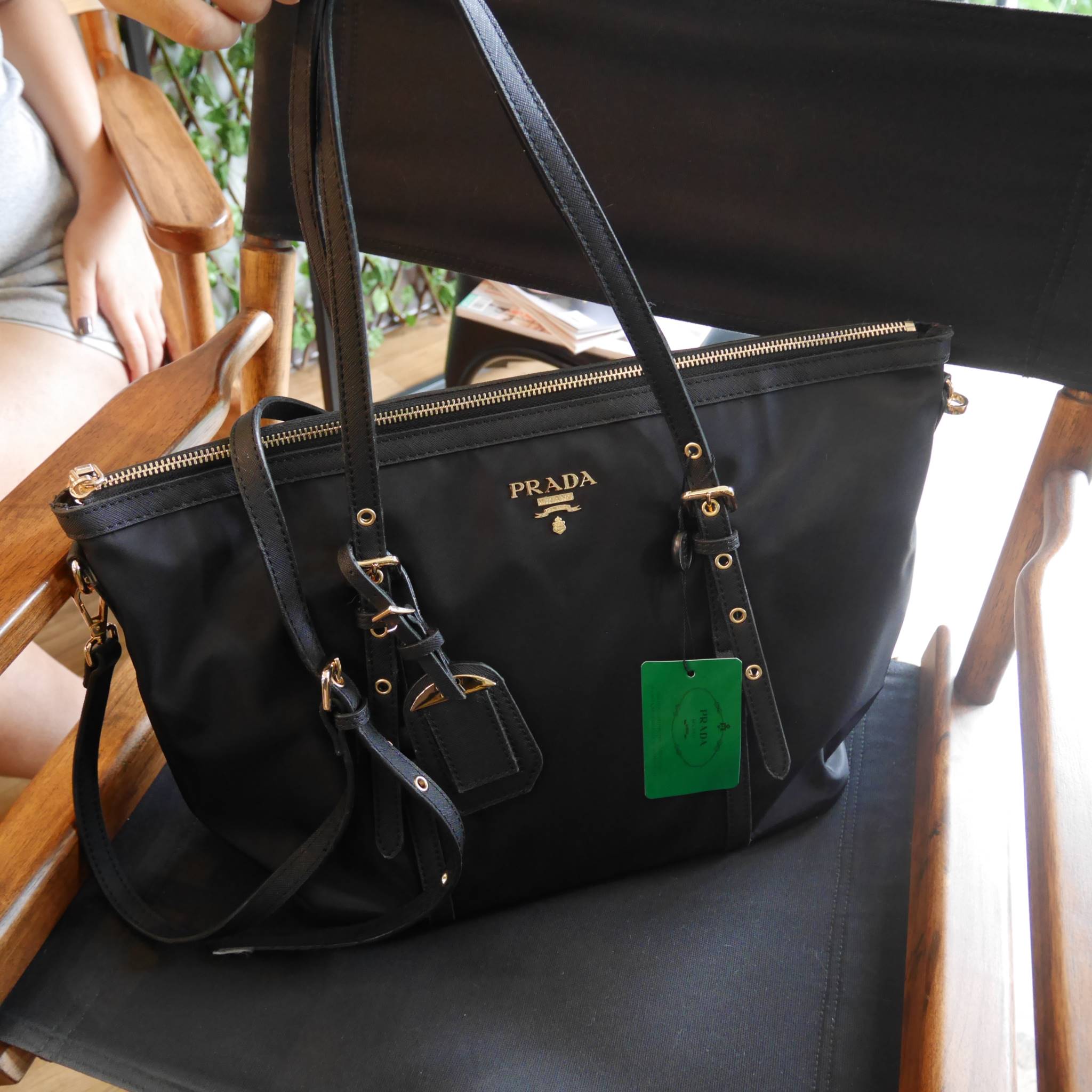 กรี้ดดด งานใบใหญ่ *ใส่ของจุใจ ก้มาน้าาา งานพรีเมี่ยมกิ้ฟ จากเคาเตอร์ต่างประเทศคะ จากแบรนด์ PRADA เป็น กระเป๋าผ้าไนล่อน ตามแบบฉบับของแบรนด์เลย หลงรักเลยคะ สะพายไหล่ได้ ถือก็สวยๆ ใช้แล้วสวยมากๆ ใส่ของได้เยอะเว่อร์ คุ้มราคา ห้ามพลาดเลยคะ!