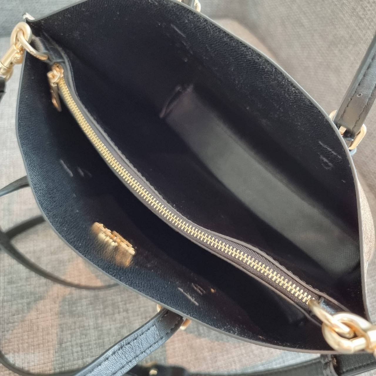 OUTLET 】COACH C4250 MOLLIE TOTE 25 IN SIGNATURE CANVAS WITH SNOOPY ใหม่ล่าสุด ยังไม่เข้าไทย!! กับรุ่นสุดฮอต ในดีไซน์คอลเลคชั่นใหม่ที่แรงไม่แพ้กัน!! กระเป๋าโท้ทไซส์เล็กตกแต่งลายสนูปพี ที่ใครๆก็หลงรักอย่างท่วมท้น น่ารักน่าใช้มากๆ วัสดุหนังแคนวาสเคลือบลาย ภา