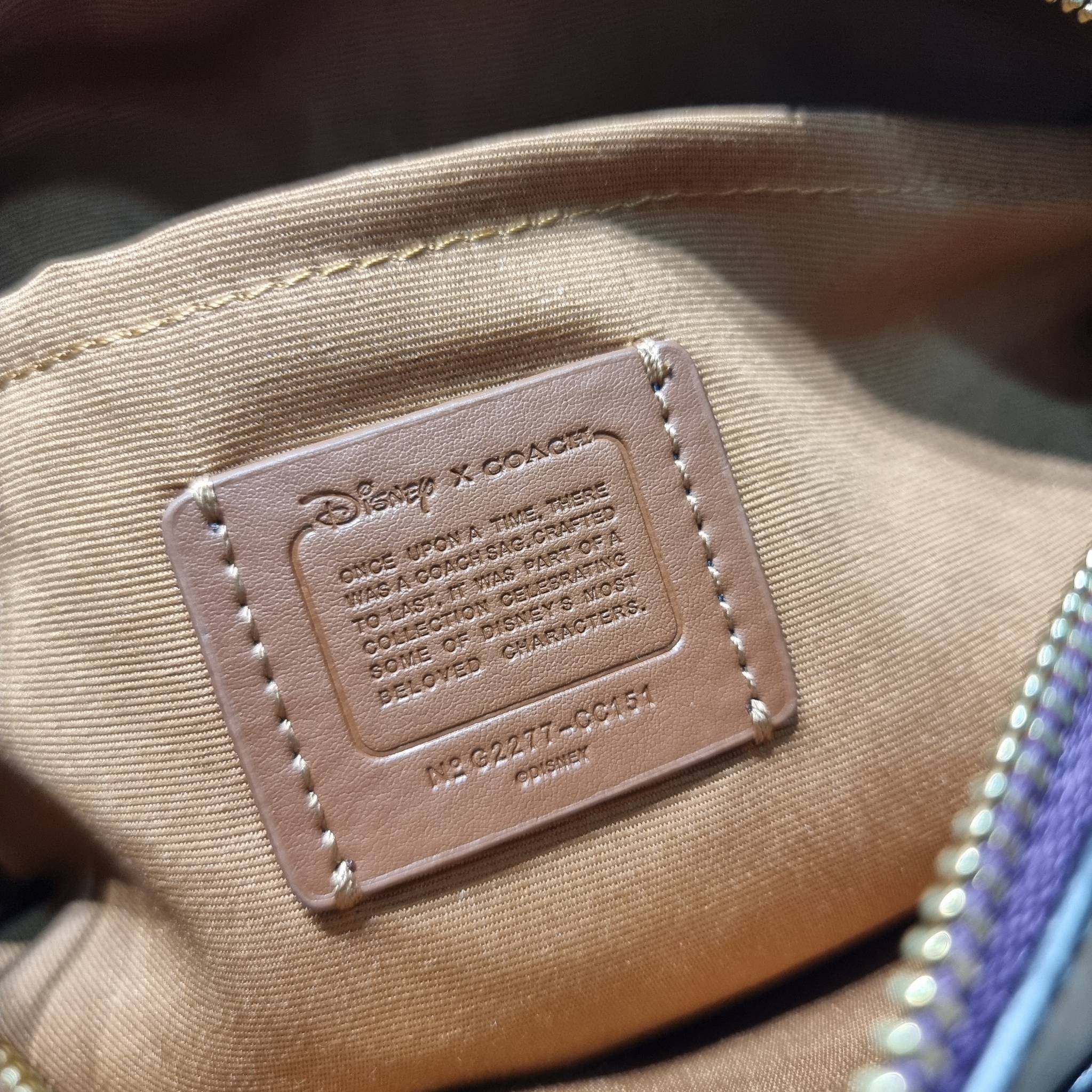 Coach Disney X Coach Jamie Camera Bag In Signature Canvas With Patches CC151 คอลใหม่ เอาใจสายยัยตัวร้าย ดีไซน์รวมเหล่าตัวแสบจากดิสนีย์ กับกระเป๋าสะพายข้าง สวยอยู่ทรง โดดเด่นด้วยลวดลายบนผืนหนัง วัสดุหนังแคนวาสตัดสลับหนังแท้ เปิด-ปิดด้วยซิป ใช้งานง่าย ดูผู้