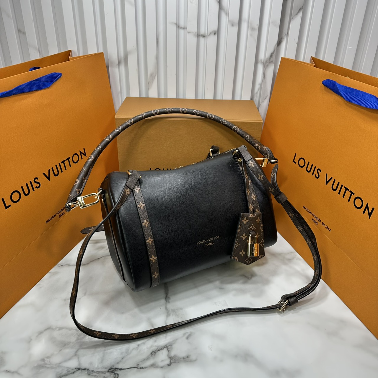 ORI หนังแท้ | LV Express PM Bag 25cm กระเป๋าสะพายทรงหมอนสปีดี้ดีไซน์ใหม่ล่าสุด โฉบเฉี่ยว แต่งคาดหน้าโมโนแกรมโดดเด่น ตัวกระเป๋าสีพื้นตัดกันอย่างลงตัว พร้อมหูแบบจับยาวถอดได้จะถือหรือคล้องไหล่ก็เก๋