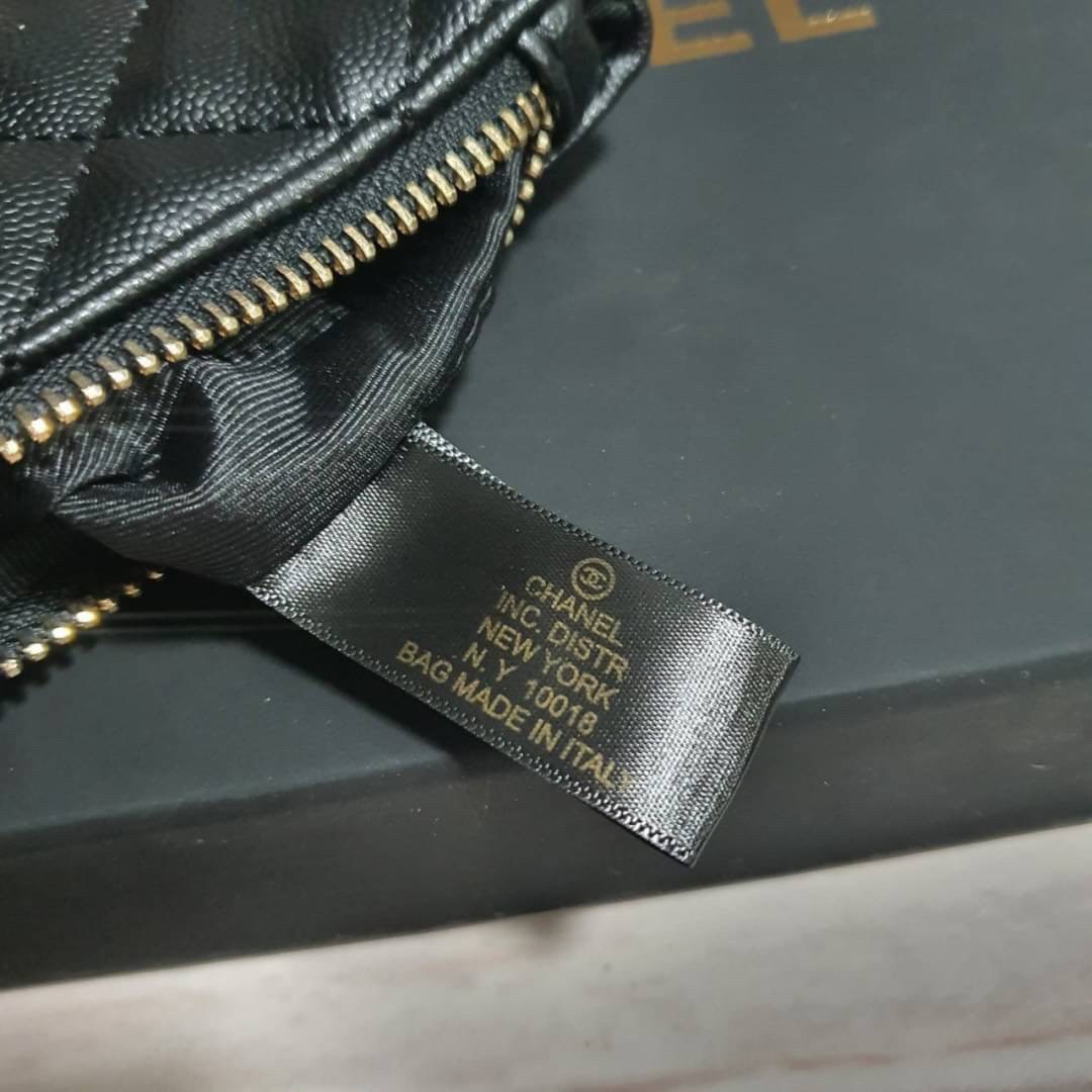 SIZE MINI : Chanel Clutch Bag Gift With Purchase (GWP) กระเป๋าคลัชพร้อมสายคล้องมือพรีเมี่ยมกิ้ฟรุ่นใหม่ล่าสุดจาก Chanel Make up Counter Dutyfree วัสดุหนังคาเวียร์สวยหรูอยู่ทรงประดับโลโก้แบรนด์ด้านหน้า เปิดปิดด้วยซิปสะดวกใช้ห้อยอะไหล่โลโก้แบรนด์สีทองเพิ่มด