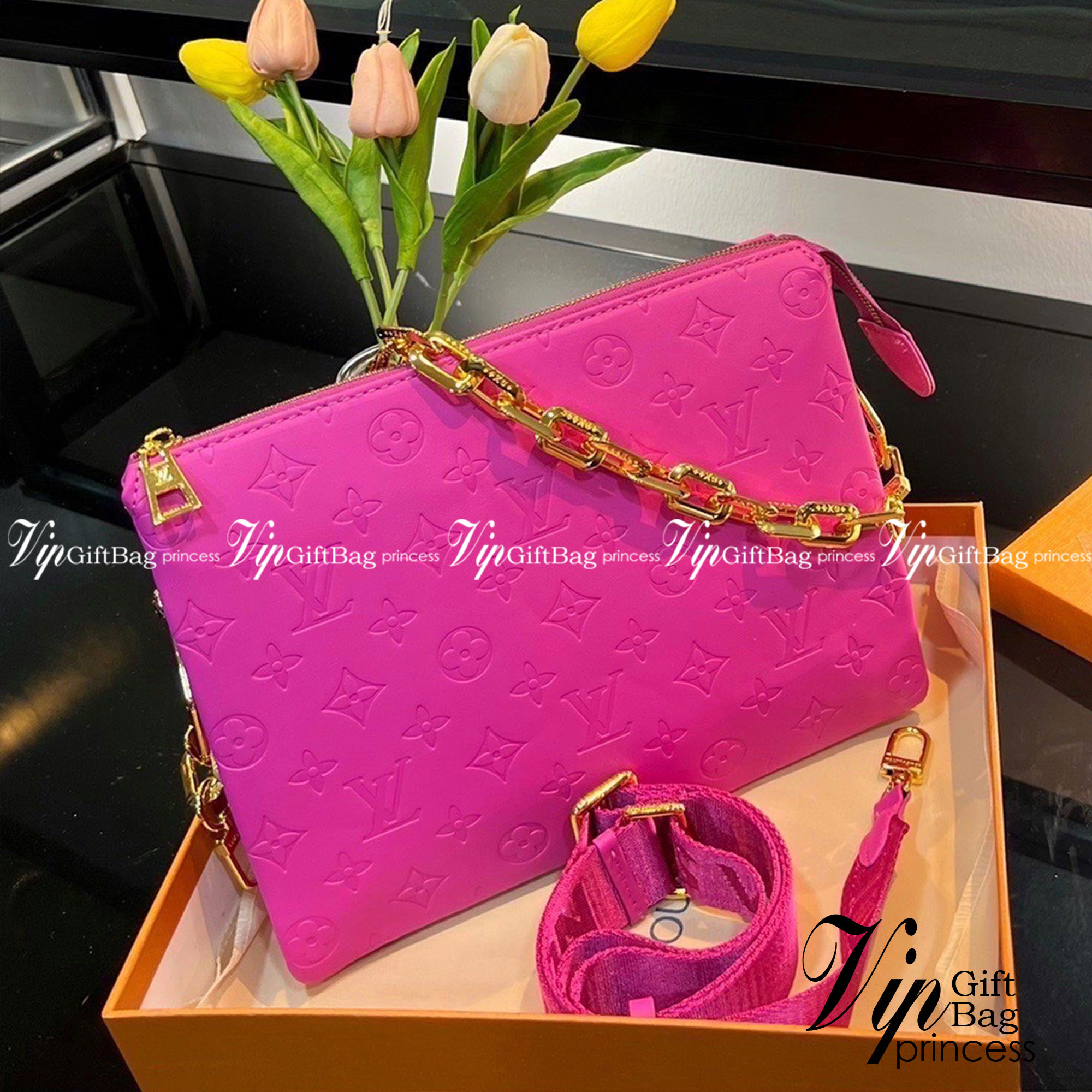 LV HANDLE POUCH MONOGRAM / LV Coussin PM Bag กระเป๋าสะพายกึ่งคลัชท์ สุดล้ำ มาแรงมาก ด้วยความสวยปังตั้งแต่แรกเห็น วัสดุหนังแกะสังเคราะห์ปั๊มลายสวยคม มาพร้อมสาย 2 เส้น เลิศๆ มีสายโซ่ที่มีดีเทลละเอียดไม่ซ้ำ และสายสปอร์ตครอสบอดี้ ที่จะคล้องไว้ทั้งสองเส้นก็ดีง