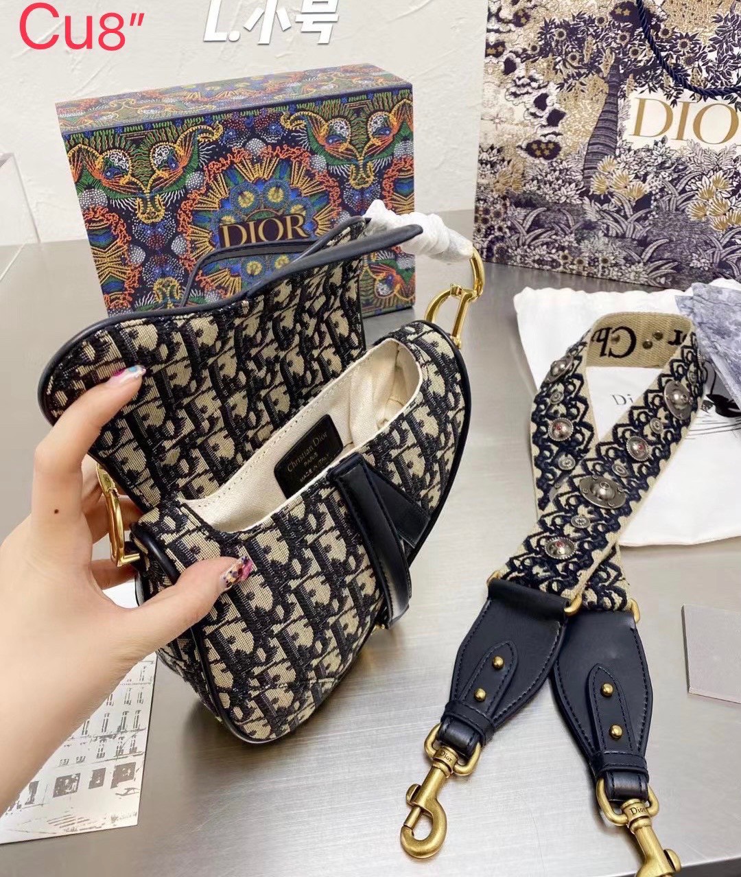 DIOR Mini Saddle Bag with Strap **รอบราคาพิเศษ** มาพร้อมสายครอสบอดี้สุดคุ้ม กระเป๋ารุ่นยอดนิยม งานผ้าแจ็คการ์ดลาย Oblique ลูกเล่นห้อยด้วยตัวอักษร D ตรงหูหิ้วมีกิมมิค CD สีทอง