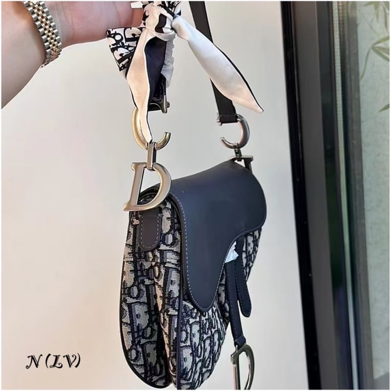 DIOR Saddle bag with shoulder strap Dior Oblique jacquard fabric and smooth Leather กระเป๋าสะพายทรงอานม้า กระเป่าที่มีเอกลักษณ์สวยงามเหนือกาลเวลา รุ่นใหม่ฝาพับแบบหนัง ทรงสวยไม่ซ้ำใคร