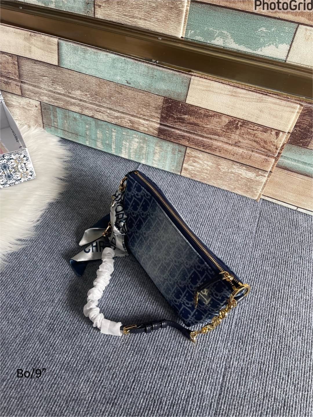 DIOR Pouch Denim with Short Chain กระเป๋าทรงพอชใบเล็กกะทัดรัด รุ่นเดนิมฟอกอะไหล่ทองสวยงาม ใช้งานง่ายพร้อมสายสะพายหนังสลับโซ่ ใบจริงสวยมากค่ะ