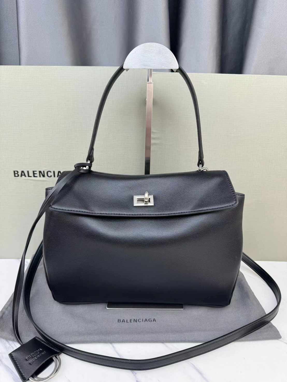 Balenciaga Rodeo Small Handbag in Black 25cm กระเป๋าสะพายหนังเรียบผิวสัมผัสนุ่มสบายผิว ดีไซน์เรียบหรูตามเอกลักษณ์ของแบรนด์ ภายในโล่งกว้าง จุของได้เยอะ ใบจริงน้องสวยน่าใช้มาก