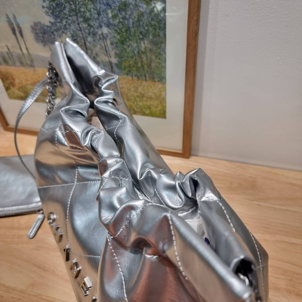 Chanel 22 horizontal bag แรงเกินต้านที่สุดกับไอเท็มนี้ ที่สาวๆหรือใครๆก็ต้องมี มาในไซส์ใหญ่ รูปทรงใช้ง่ายขึ้น แต่ยังจุได้หนักๆเหมือนเดิม ดูหรูหรา เกินเรื่องที่สุด