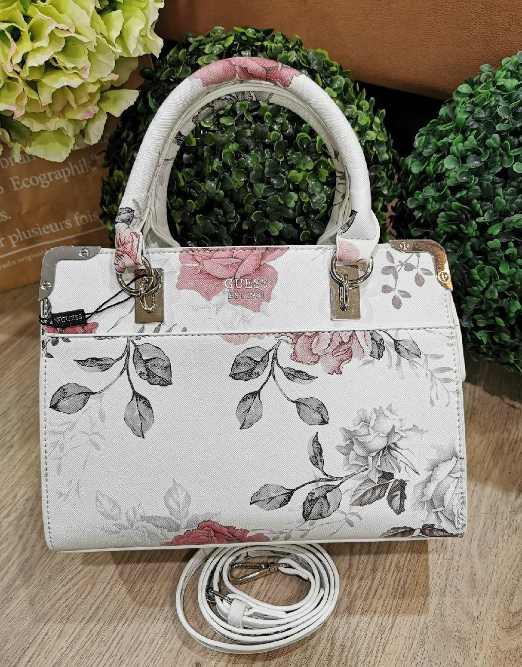 GUESS WOMAN CROSS BODY BAG กระเป๋าถือ/สะพายรุ่นใหม่ล่าสุดจาก GUESS FACTORY หนังสวยอยู่ทรงแข็งไม่ย้วย ขนาดกำลังดี น้ำหนักเบาด้านหน้าประดับโลโก้แบร์นพร้อมอะไหล่เงินที่หูหิ้วและมุมขอบกระเป๋าเพิ่มดีเทลเก๋ หูจับเเข็งแรงพับลงได้ เปิดปิดด้วยซิปสะดวกใช้ ภายในมีโล