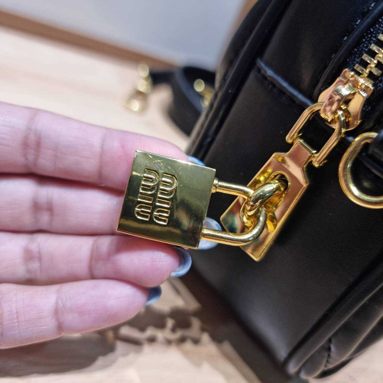 MIU MIU ARCADIE METELASSE MINI LEATHER BAG กระเป๋าถือ/สะพายสุดชิค ที่ไม่มีตอนนี้คือพลาด ดีไซน์เพิ่มดีเทล ด้วยการเดินด้ายเป็นเอกลักษณ์ สวยดูแพง