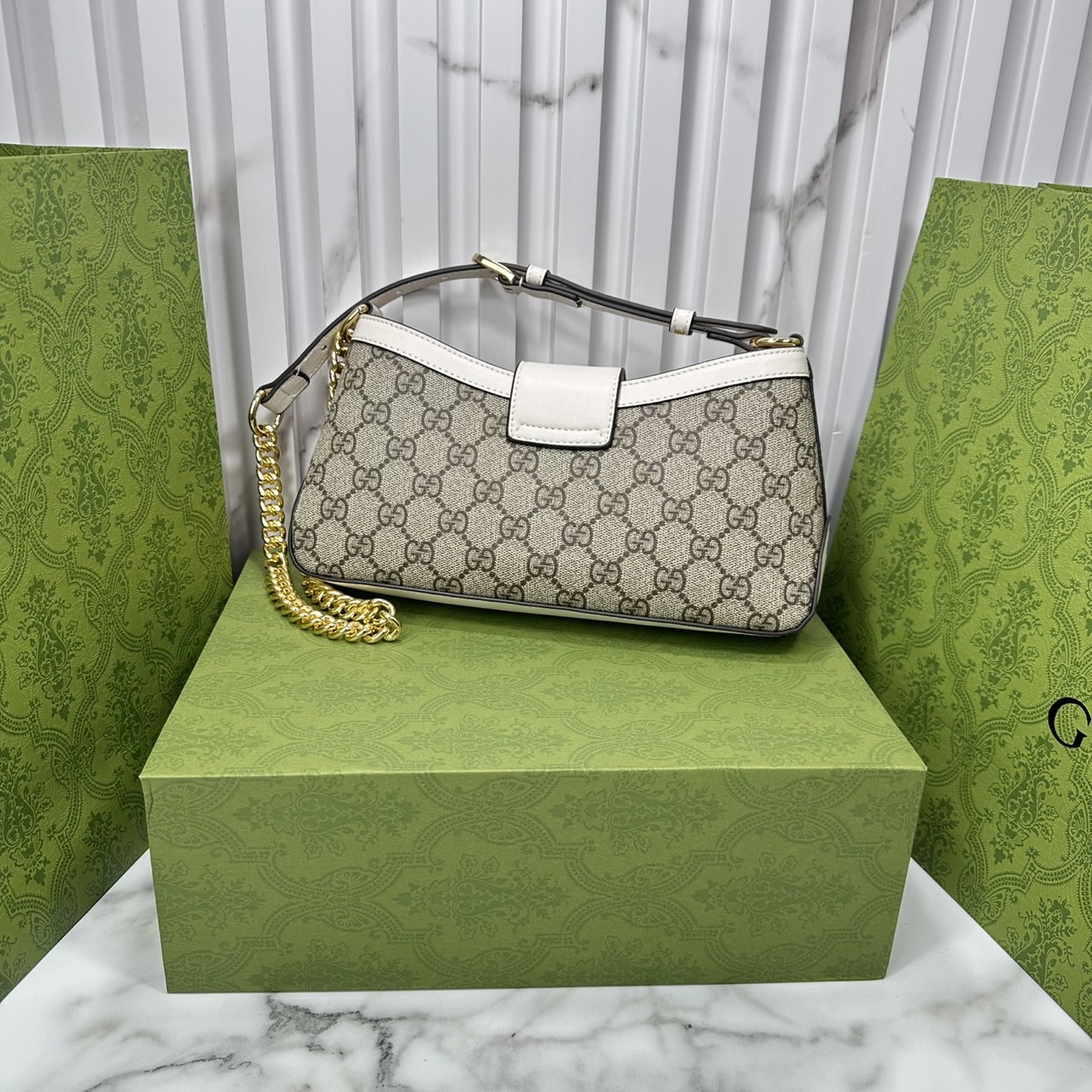 ORI หนังแท้ | GUCCI Padlock Small Shoulder Bag กระเป๋าสะพายทรงสวยวินเทจดีไซน์ไม่ซ้ำใคร หรูล้ำผู้ดี หนังแคนวาสพิมพ์ลายคมชัด ปากกระเป๋ามีแถบหนังคาดและอะไหล่กดล็อค