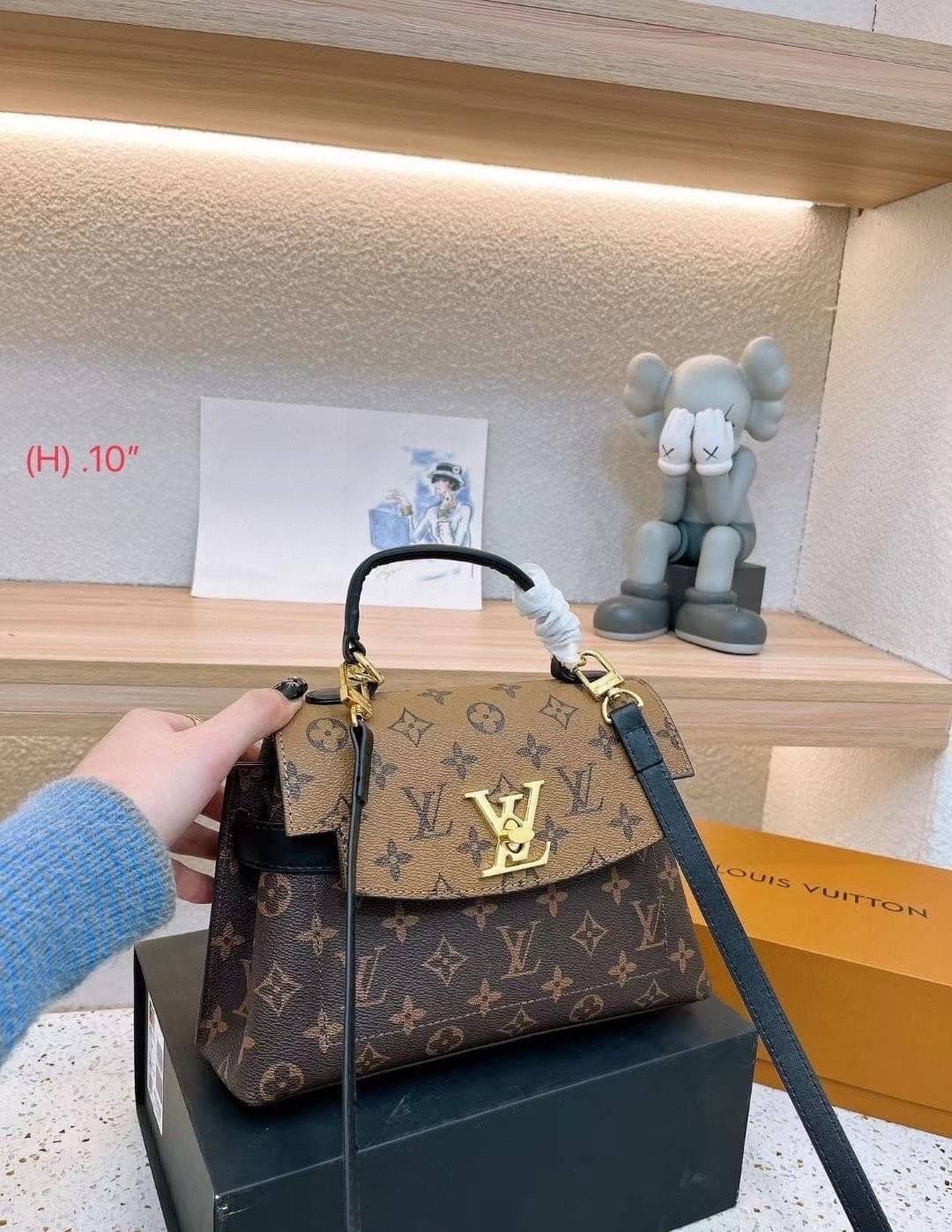 LV Cluny Monogram กระเป๋าสะพายหนังลายโมโนแกรมเปิดหน้า เป็นอีกทรงที่ขายดีมากเพราะใช้งานง่ายใช้ได้อเนกประสงค์ ด้านในกว้าง งานใช้สลับขึ้นแบบจากงานจริงเป๊ะเที่ยบเท่า แรร์ไอเท็มที่สาวๆต้องมี! มีหูจับในตัวและสายครอสบอดี้มาให้ ใช้งานง่าย เหมาะกับทุกสไตล์การแต่งต